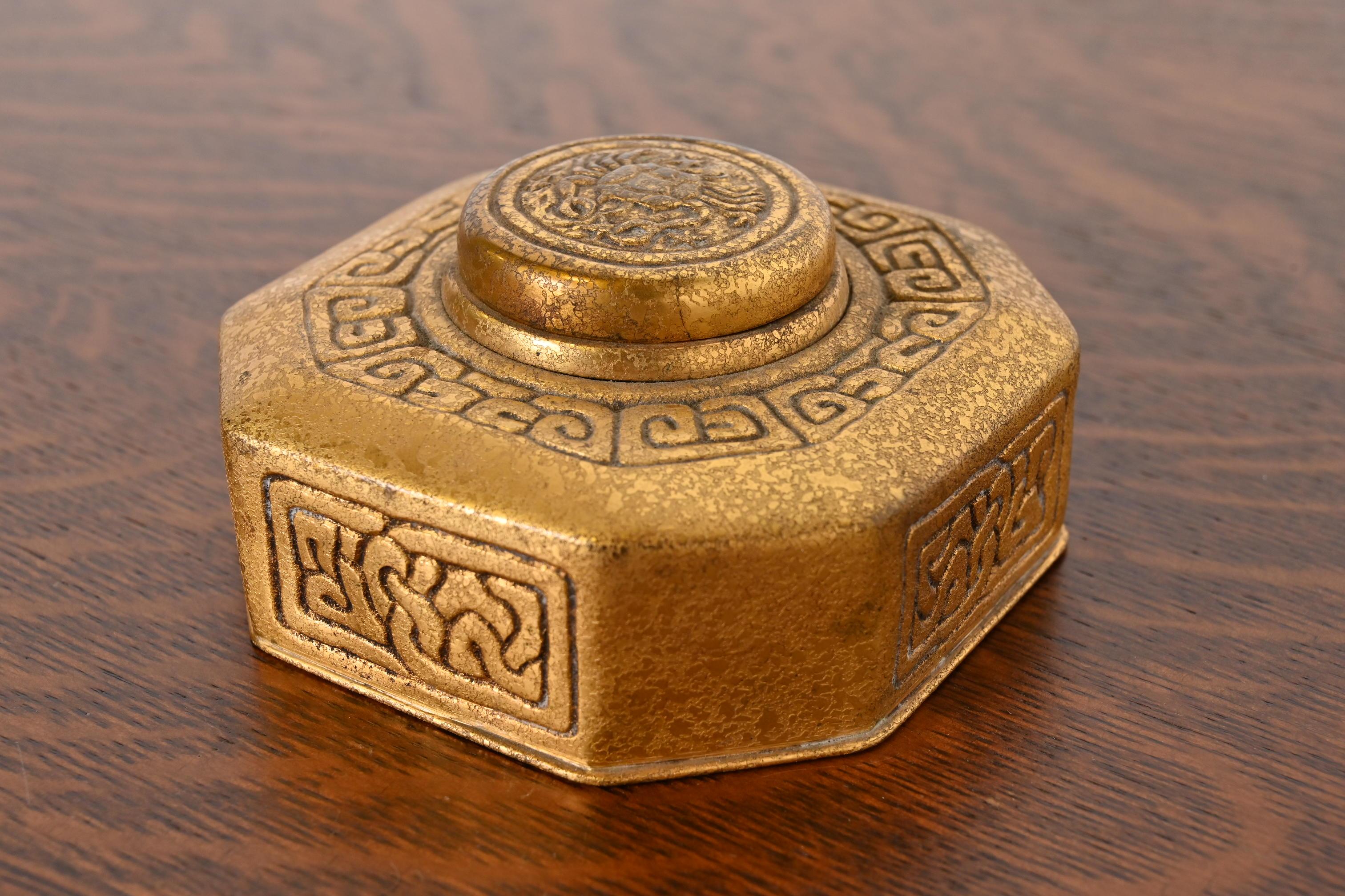 Magnifique encrier en bronze doré d'époque Arts & Crafts ou Art Deco à motif 