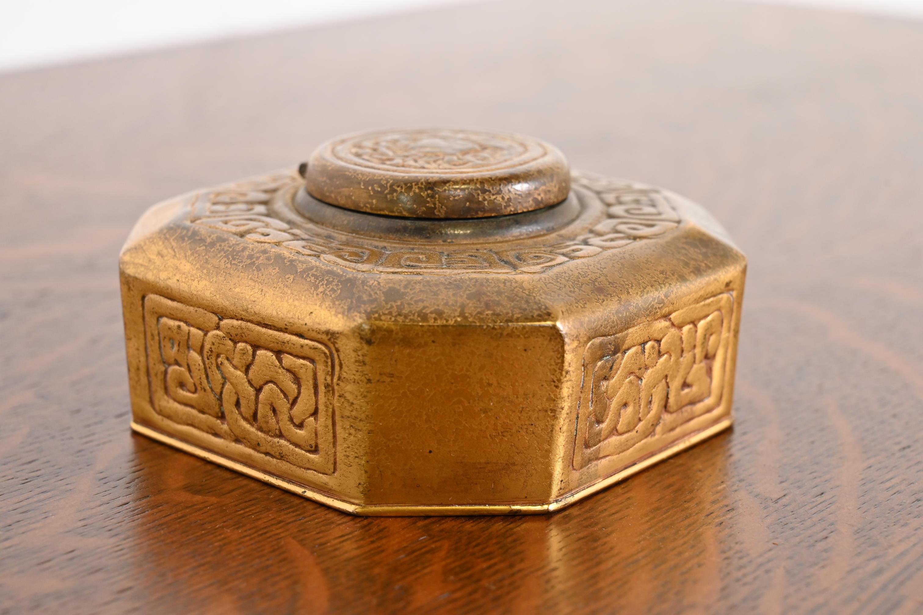 Arts and Crafts Calamaio Zodiac Bronze Doré di Tiffany Studios New York in vendita