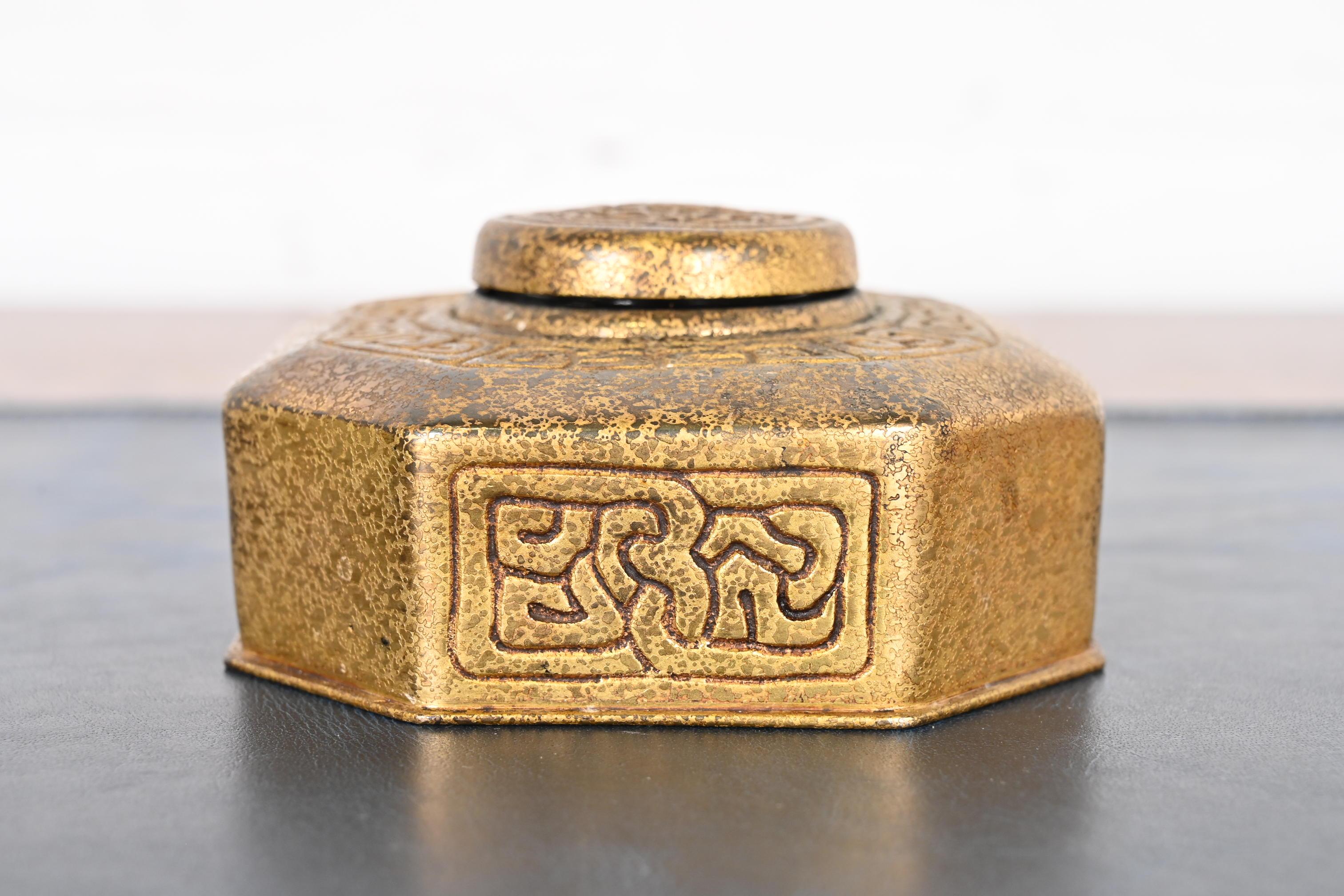 Tiffany Studios New York Zodiac Bronze Doré Tintenfass (Arts and Crafts) im Angebot