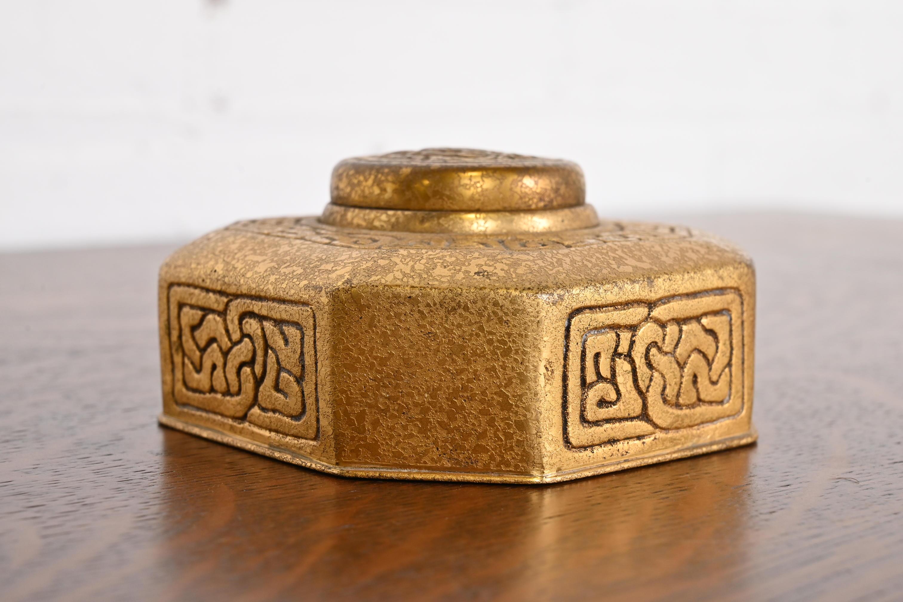 Arts and Crafts Encrier en bronze Zodiac Doré de Tiffany Studios New York en vente