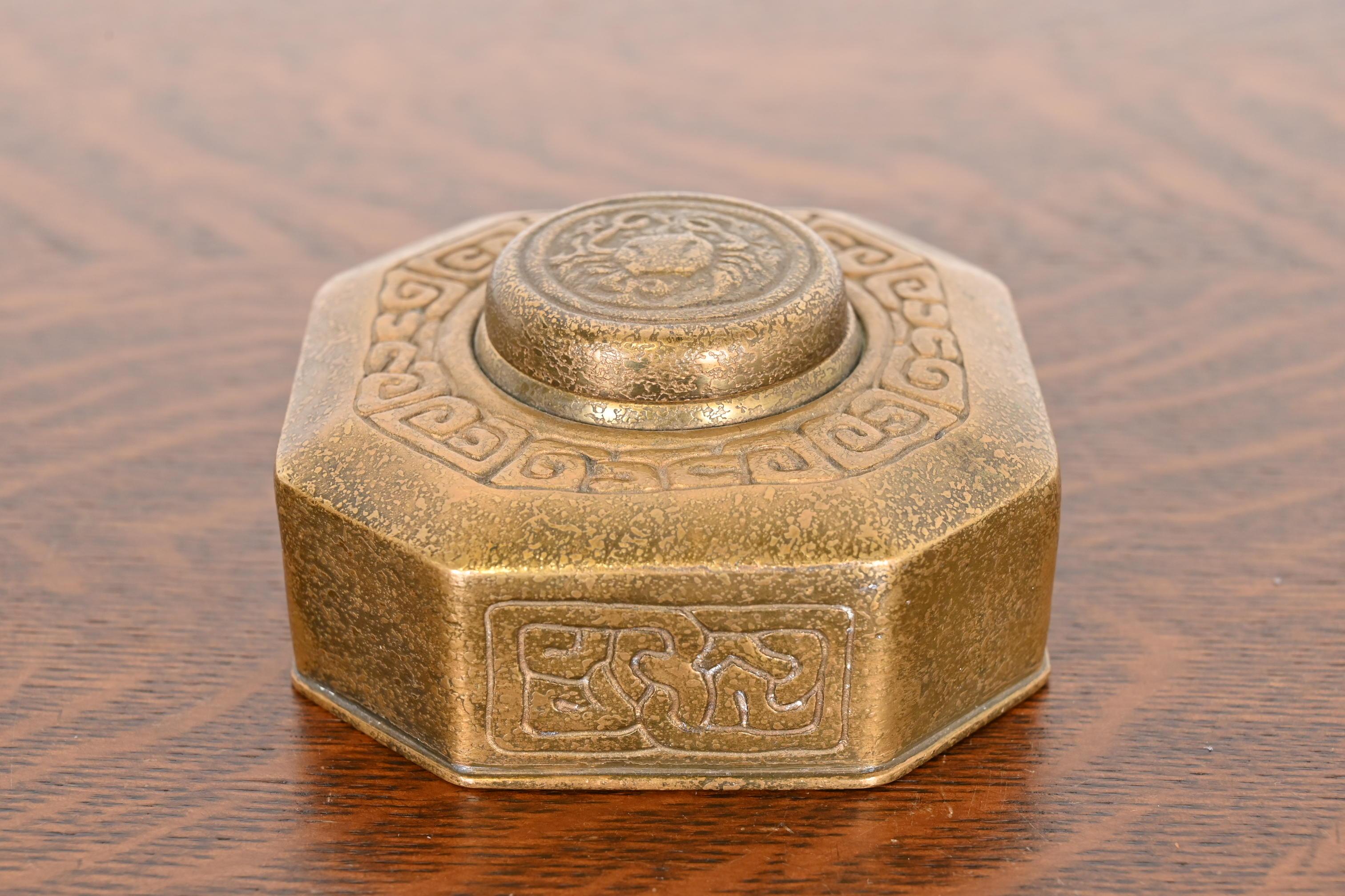 Tiffany Studios New York Zodiac Bronze Doré Tintenfass (Arts and Crafts) im Angebot