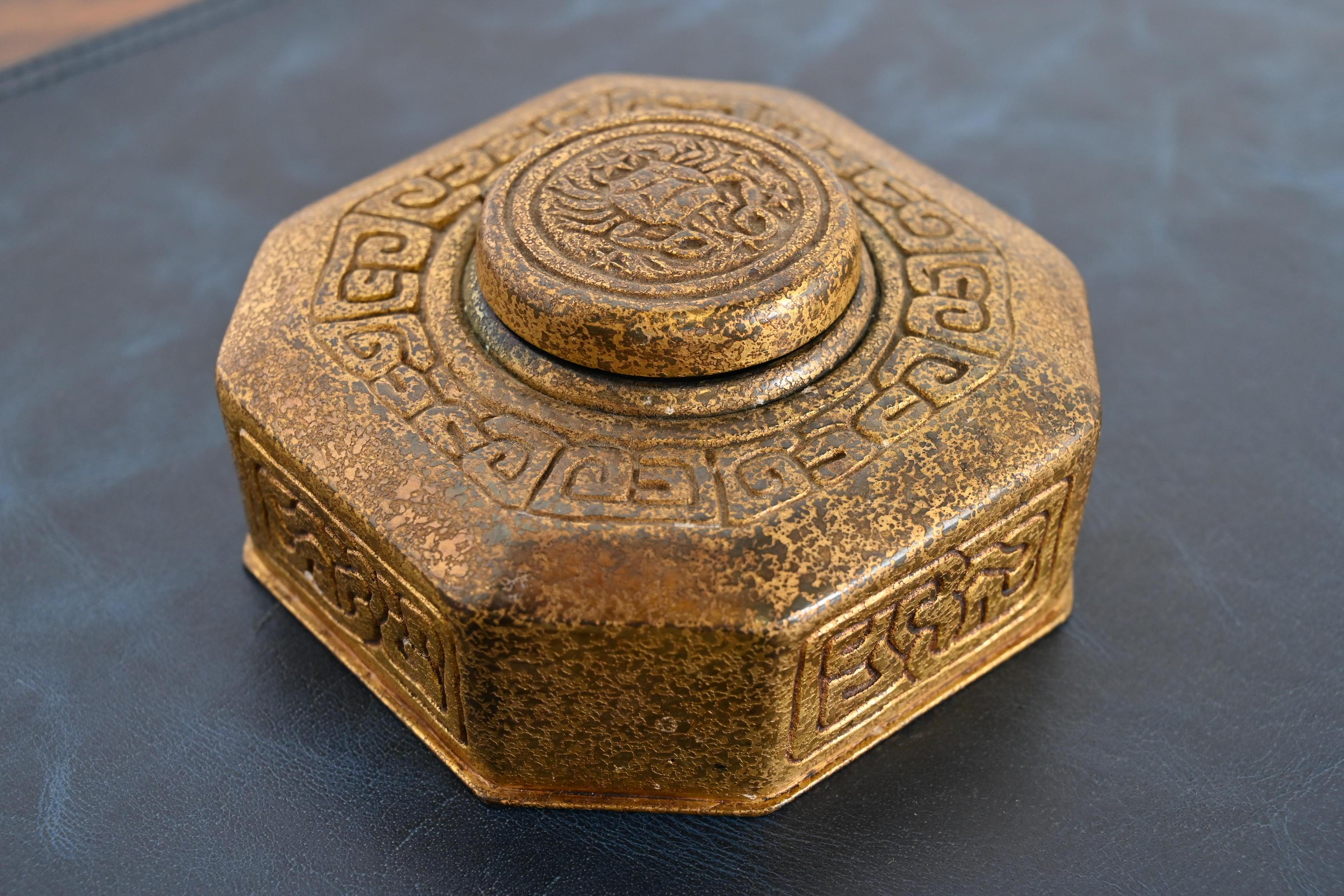 Tiffany Studios New York Zodiac Bronze Doré Tintenfass (amerikanisch) im Angebot