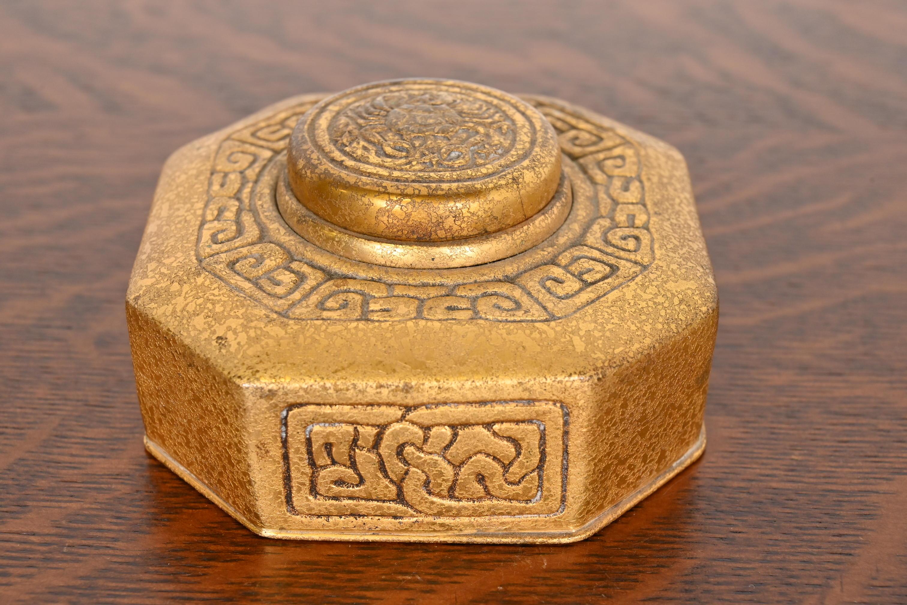 Américain Encrier en bronze Zodiac Doré de Tiffany Studios New York en vente
