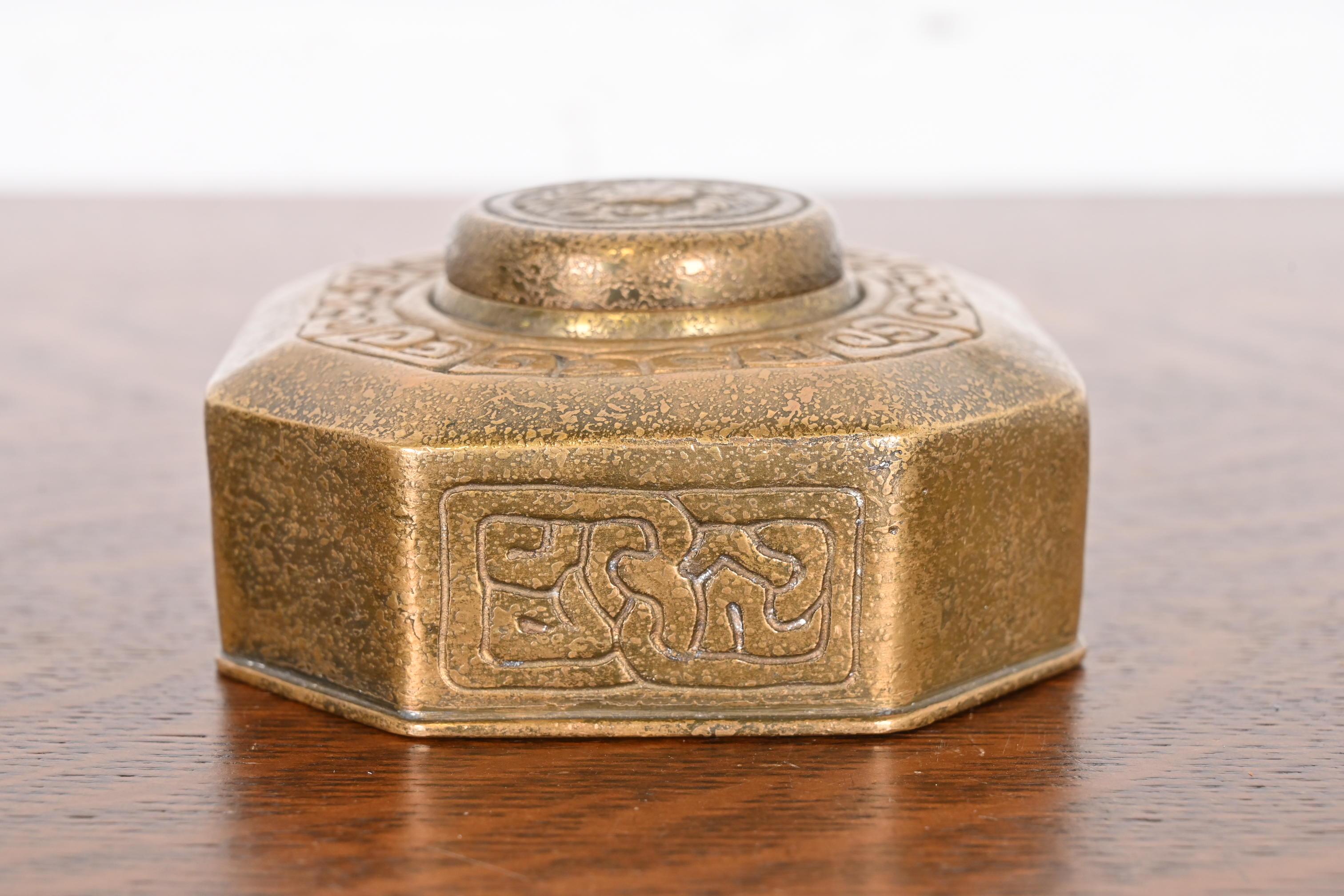 Tiffany Studios New York Zodiac Bronze Doré Tintenfass (amerikanisch) im Angebot