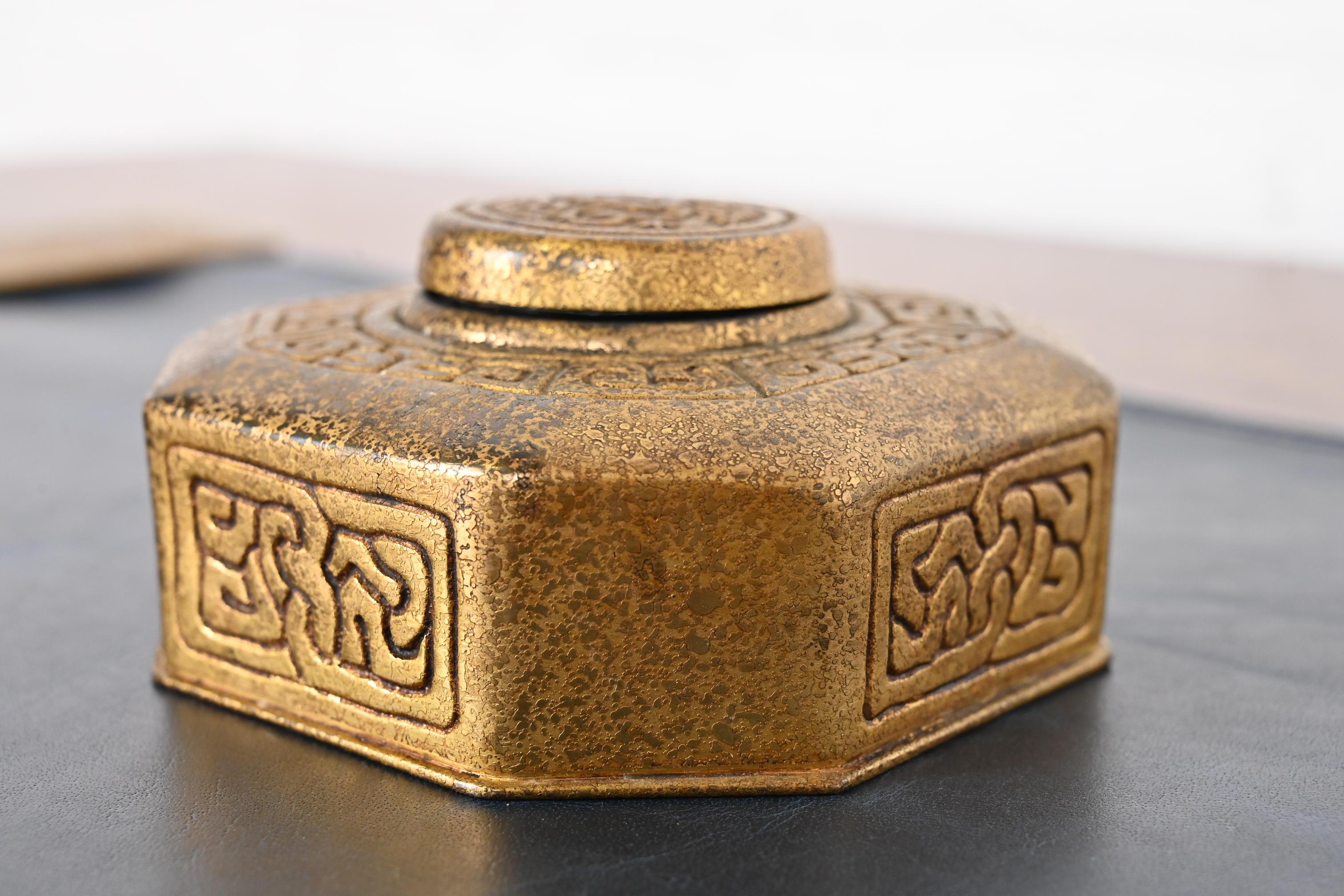 Tiffany Studios New York Zodiac Bronze Doré Tintenfass im Zustand „Gut“ im Angebot in South Bend, IN