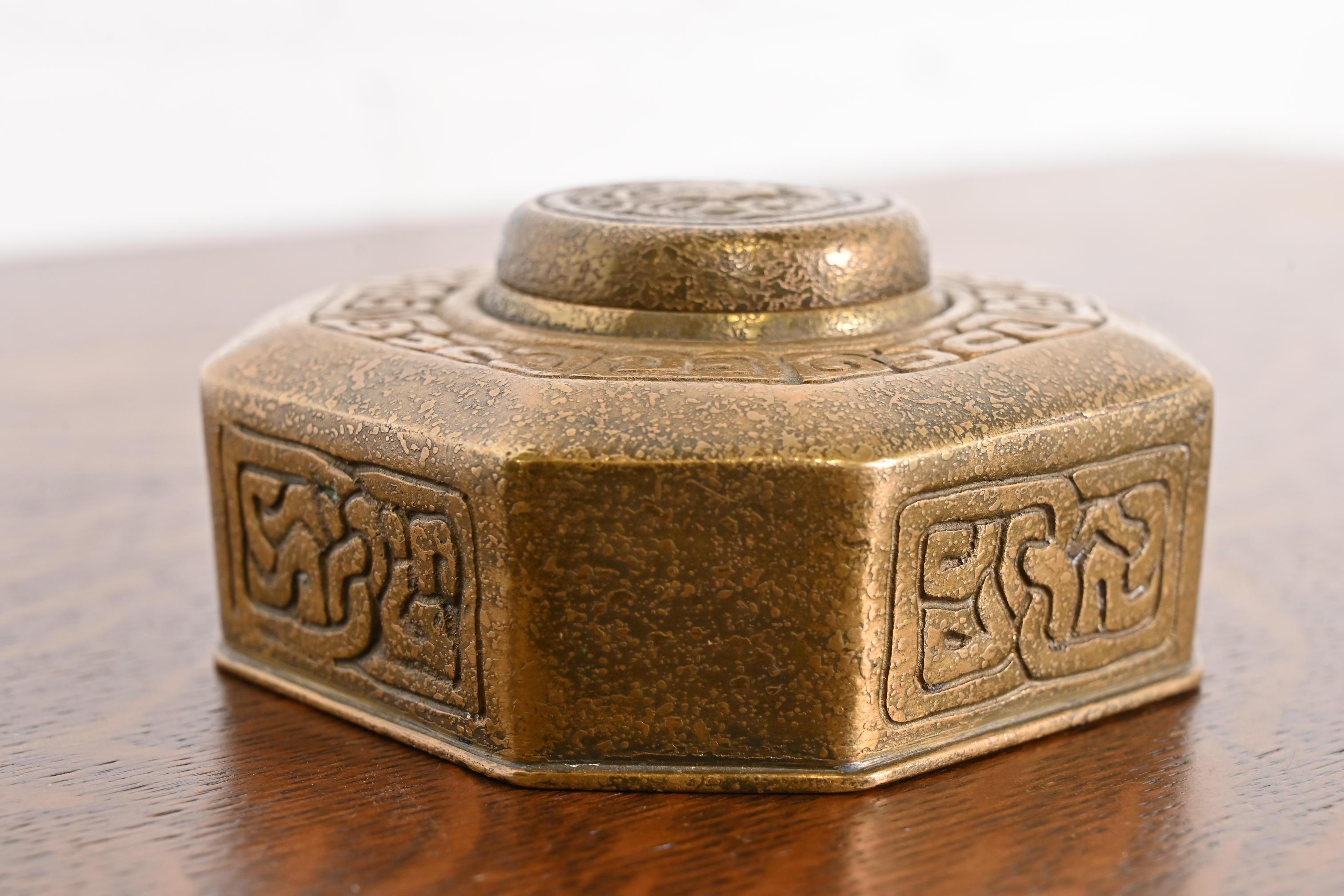 Tiffany Studios New York Zodiac Bronze Doré Tintenfass im Zustand „Gut“ im Angebot in South Bend, IN