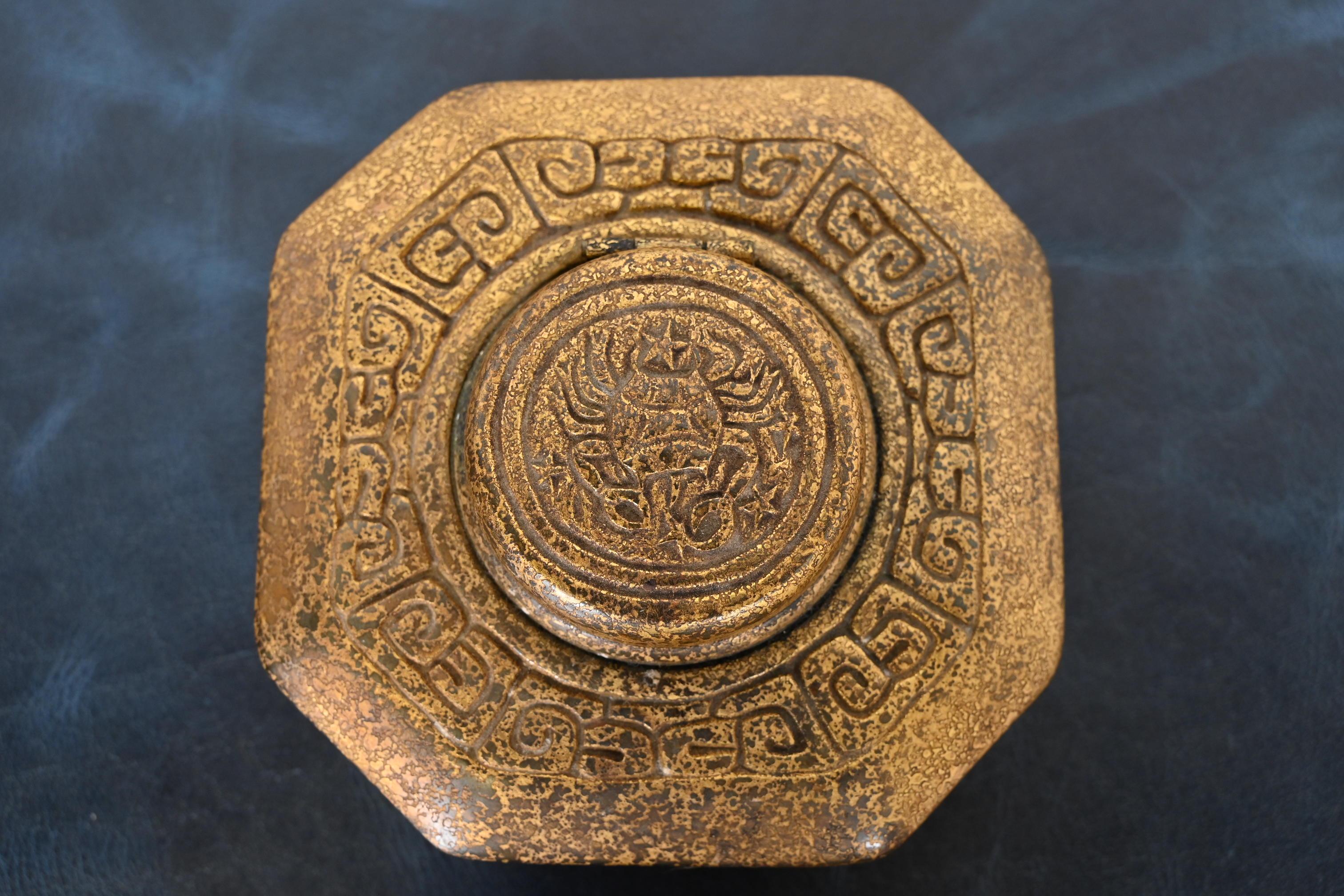 Tiffany Studios New York Zodiac Bronze Doré Tintenfass (20. Jahrhundert) im Angebot