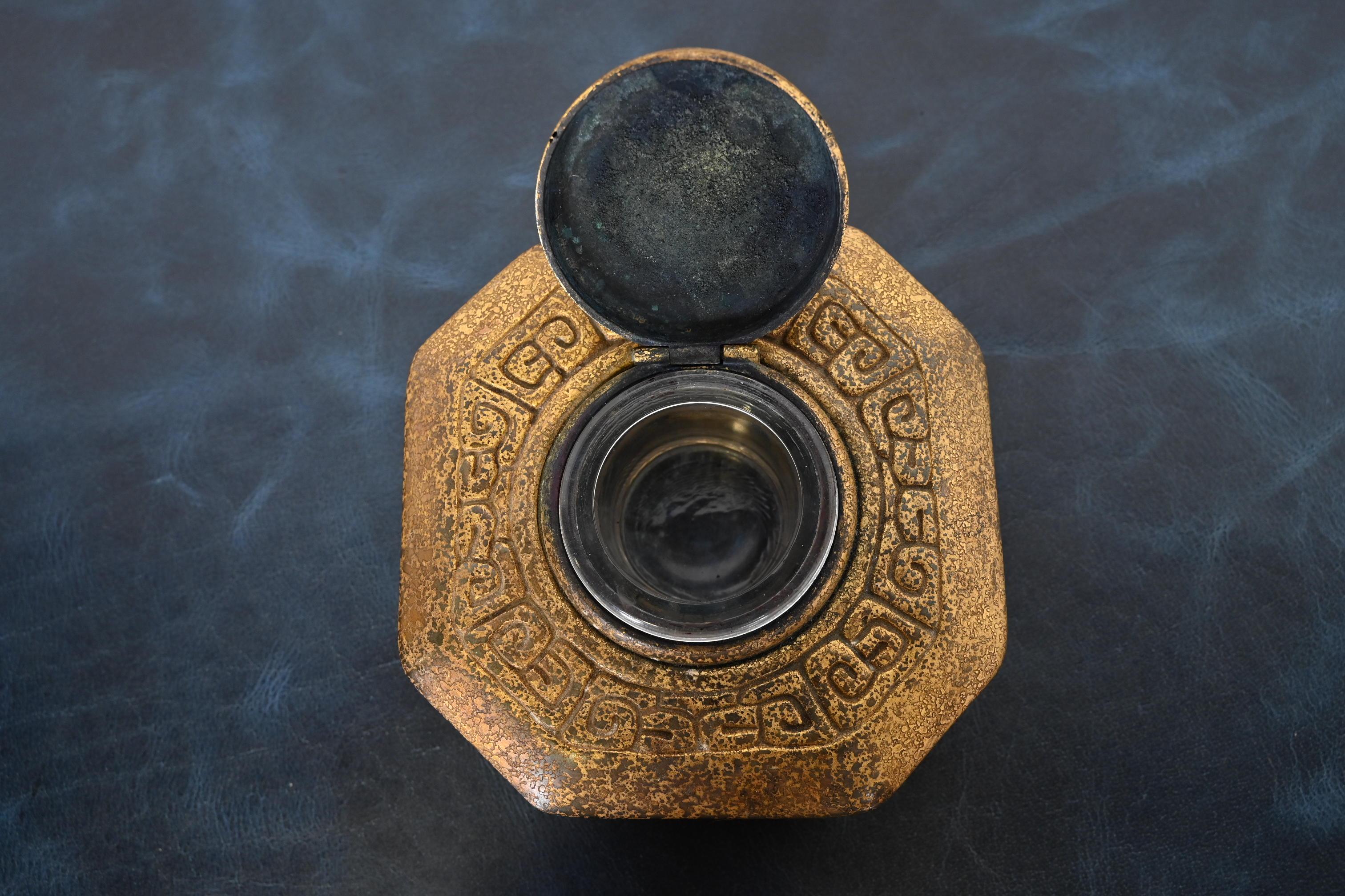 Tiffany Studios New York Zodiac Bronze Doré Tintenfass im Angebot 1