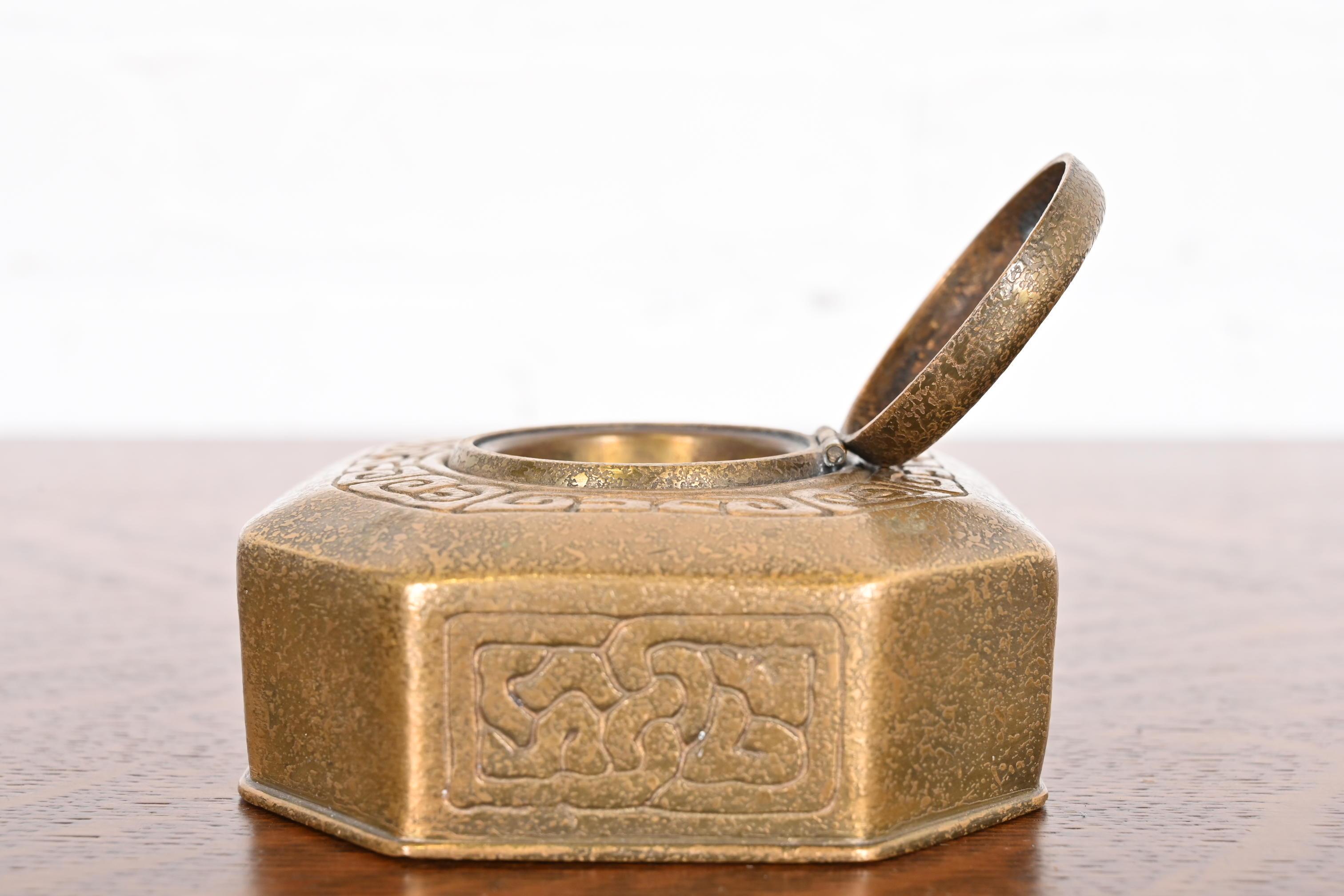 Tiffany Studios New York Zodiac Bronze Doré Tintenfass im Angebot 3