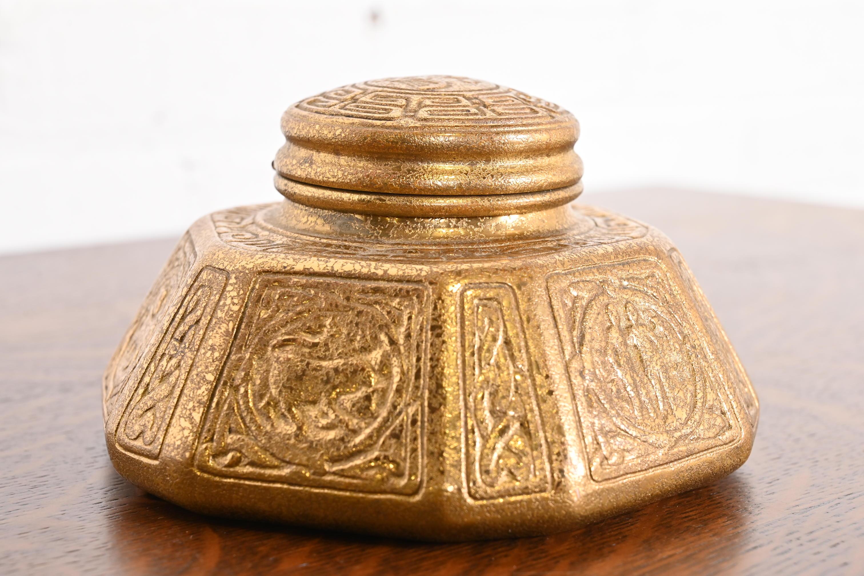 Tiffany Studios New York Zodiac Bronze Doré Großes Tintenfass (amerikanisch) im Angebot