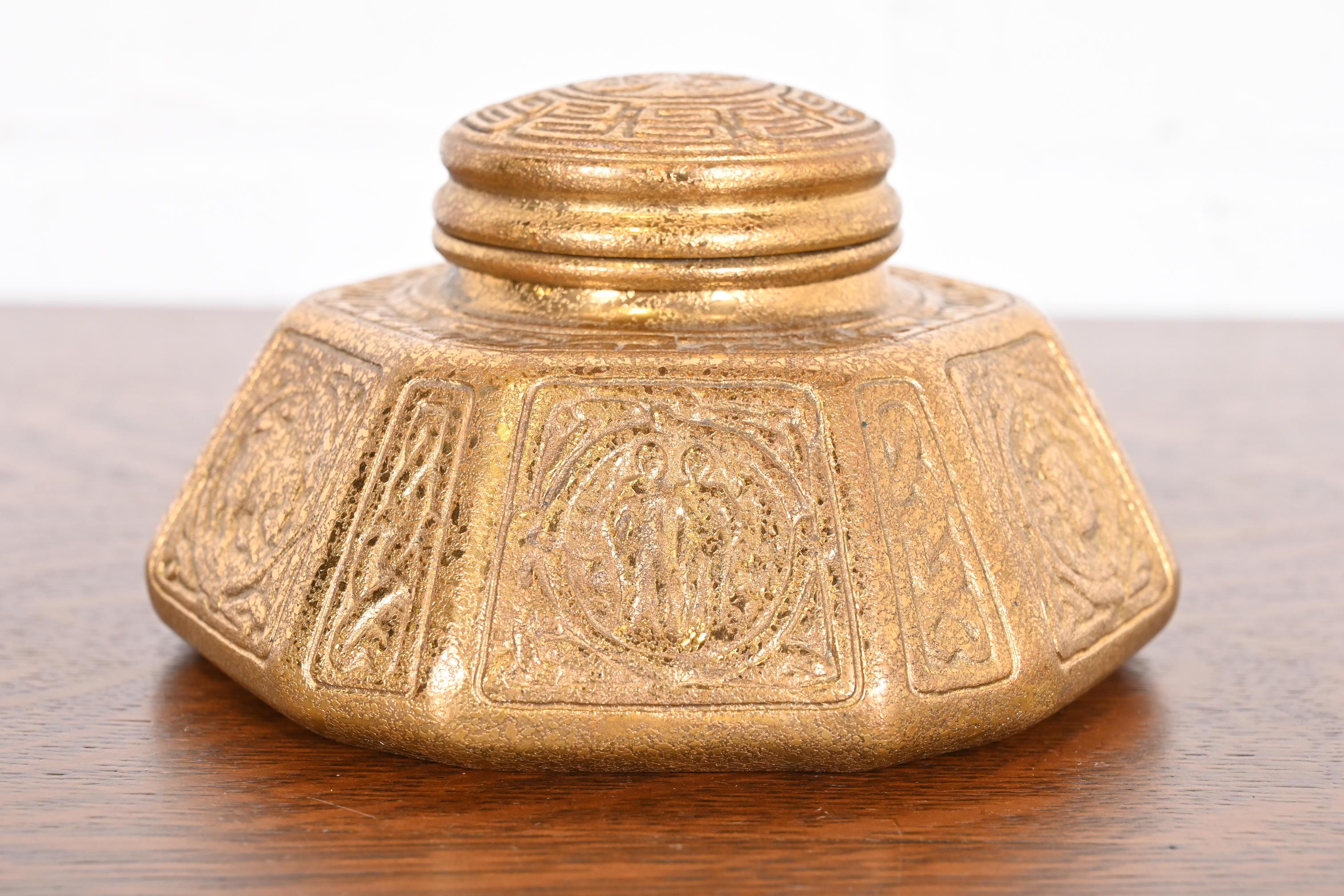 Tiffany Studios New York Zodiac Bronze Doré Großes Tintenfass im Zustand „Gut“ im Angebot in South Bend, IN