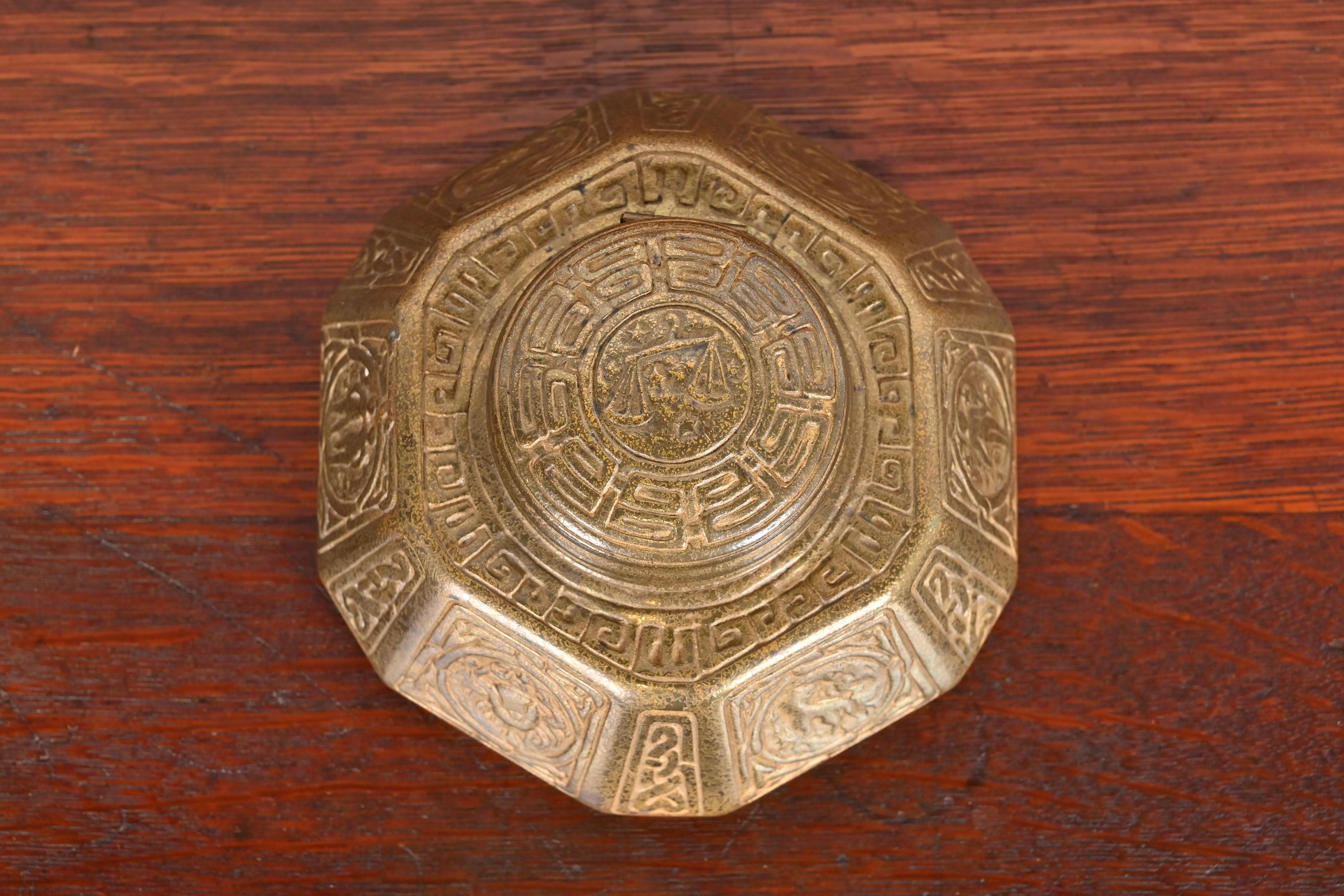 Tiffany Studios New York Zodiac Bronze Doré Großes Tintenfass (20. Jahrhundert) im Angebot