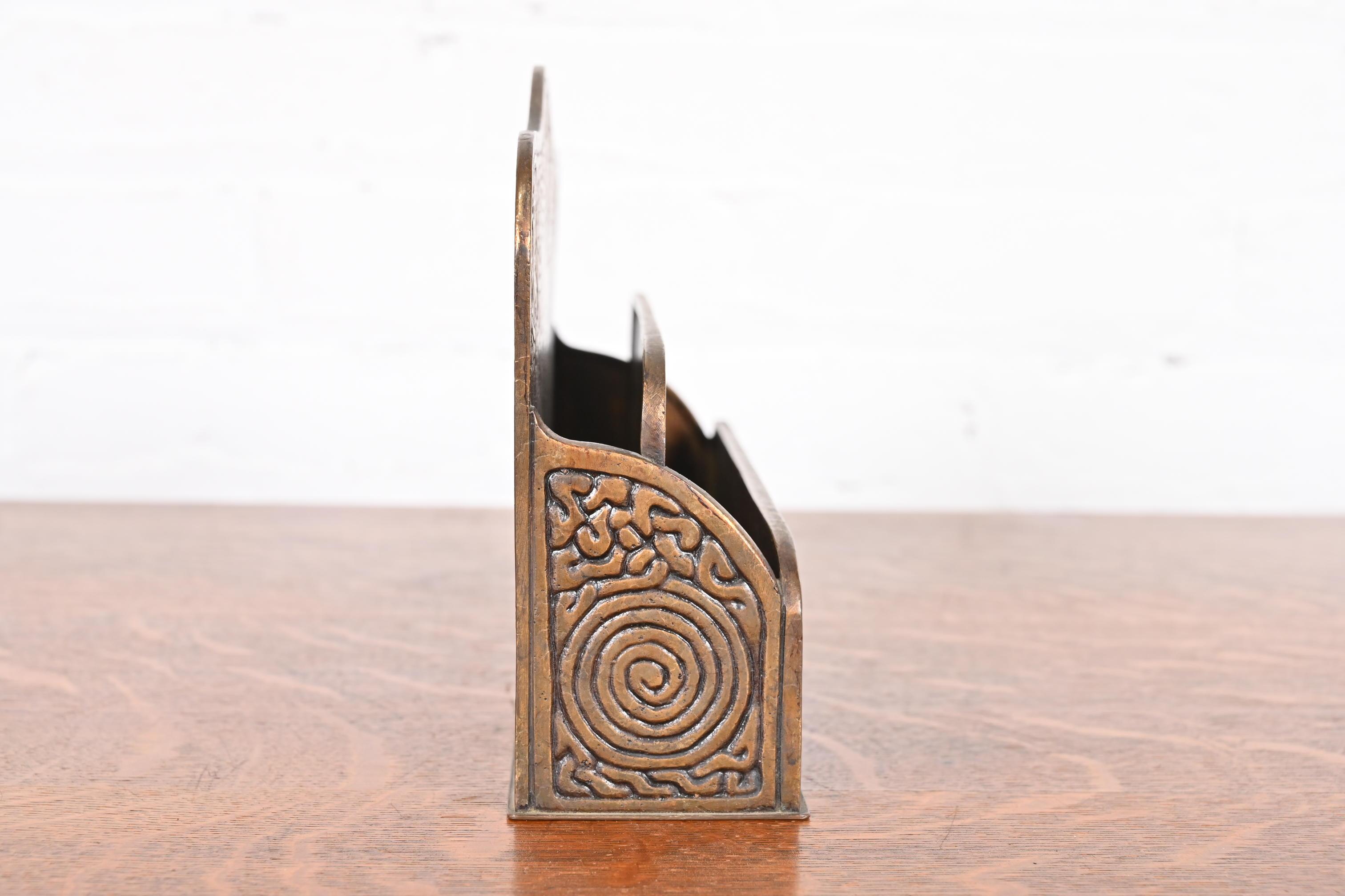 Tiffany Studios New York Porte-lettres en bronze Zodiac Doré en vente 9