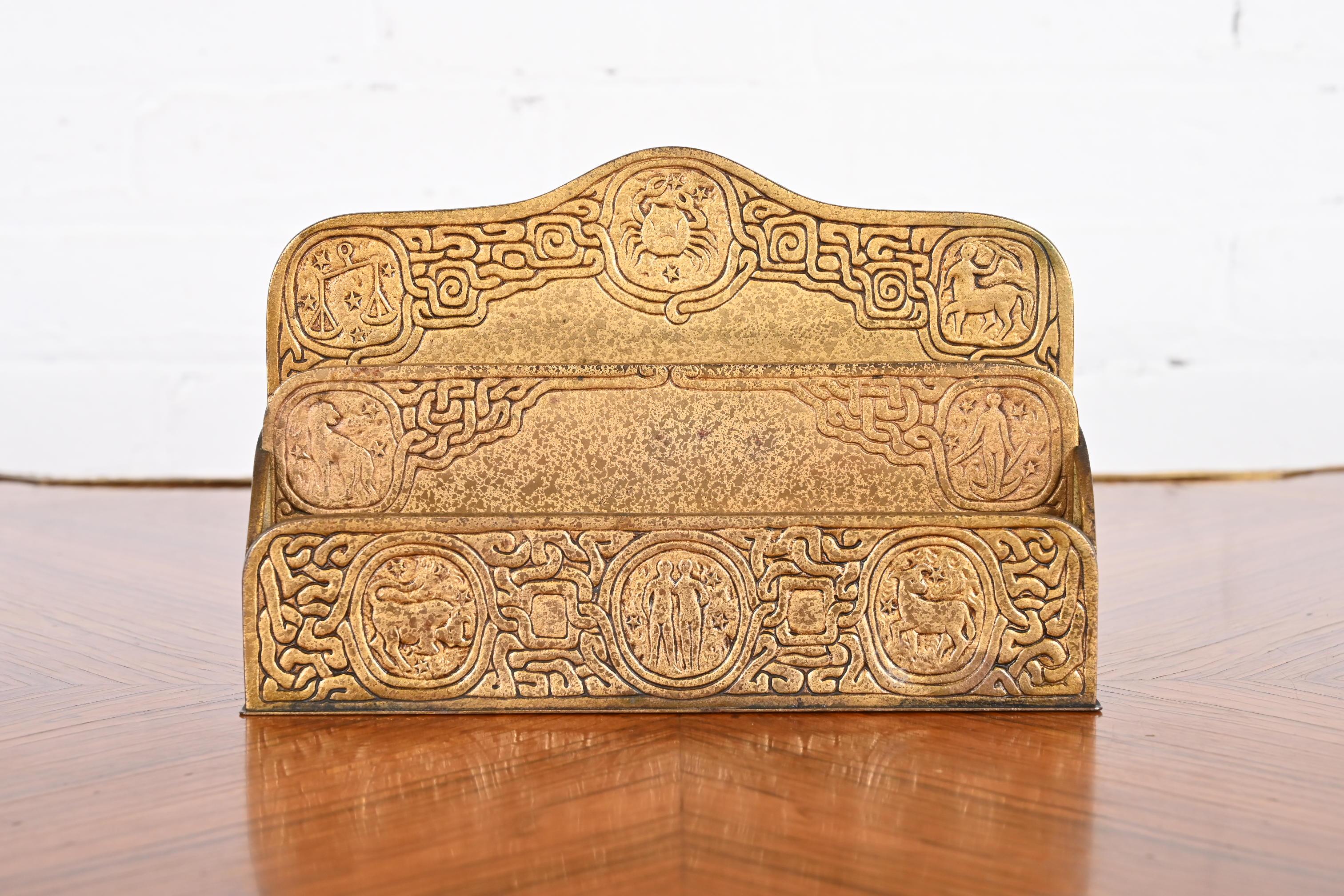 Magnifique porte-lettres de bureau en bronze doré d'époque Art Déco, avec un motif de Zodiac.

Par Tiffany Studios

New York, États-Unis, Début du XXe siècle

Mesures : 9,5 