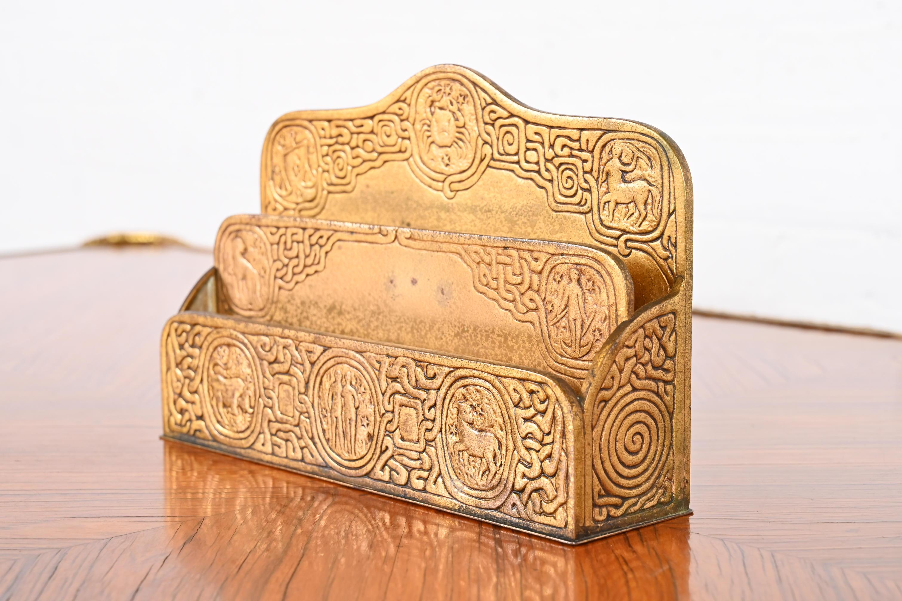 20ième siècle Porte-lettres en bronze doré 'Zodiac' de Tiffany Studios New York en vente
