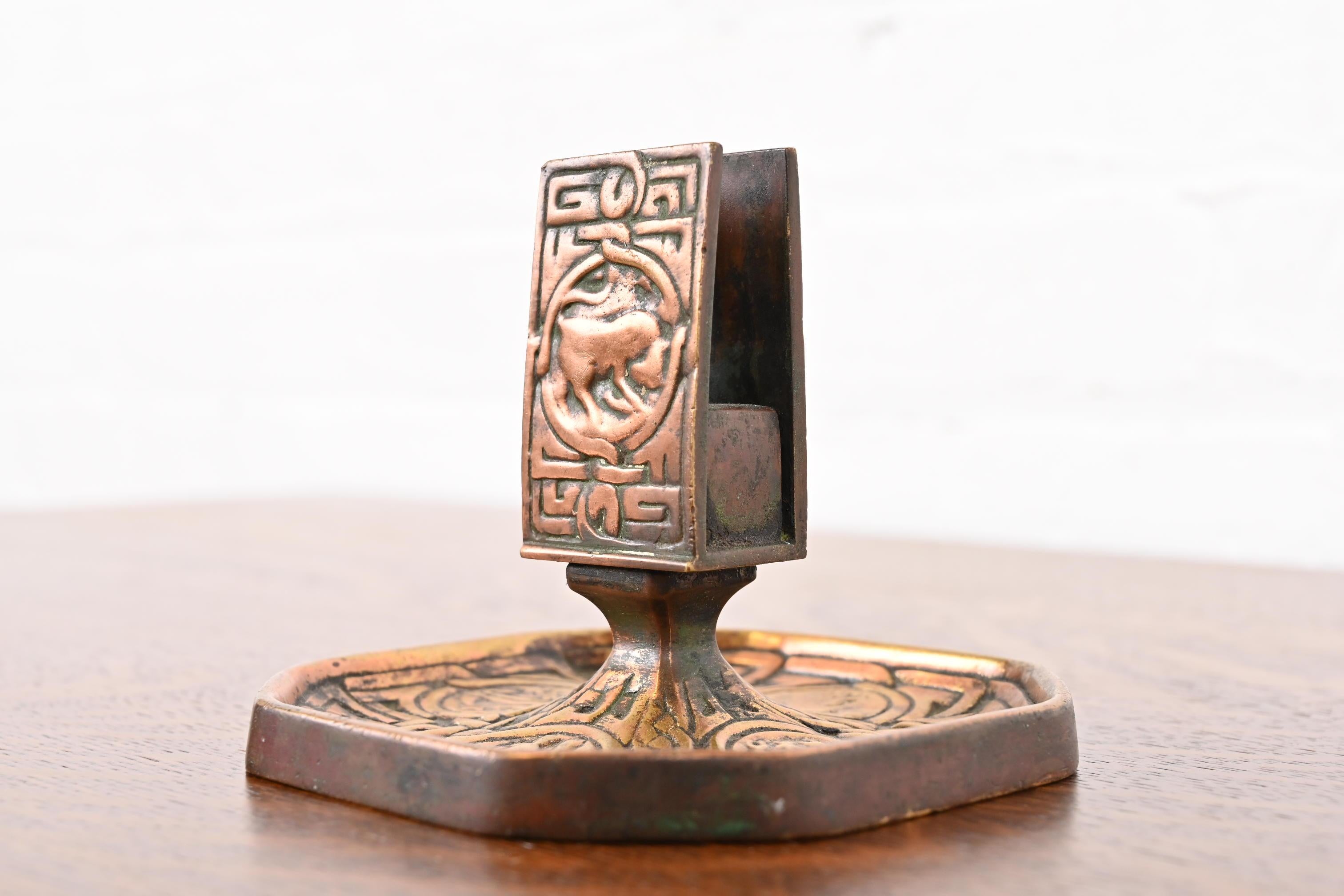 Eine wunderschöne antike Arts & Crafts oder Art Deco Zeitraum vergoldete Bronze Streichholzschachtel Halter mit Symbolen des Zodiacs

Von Tiffany Studios (signiert an der Seite)

New York, USA, Anfang des 20. Jahrhunderts

Maße: 5 