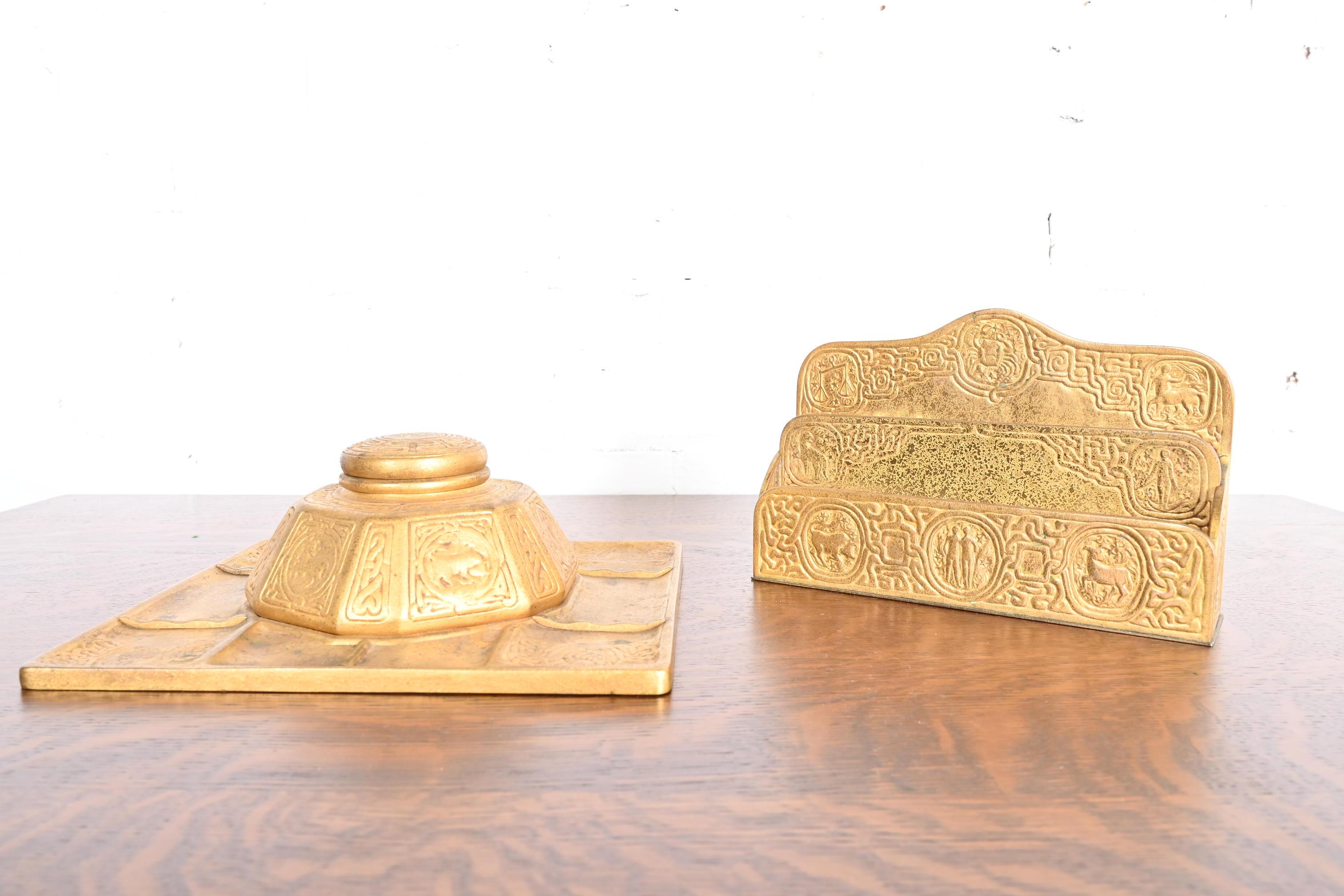 Tiffany Studios New York Zodiac Bronze Doré Partner's Inkwell mit Schreibtisch Tablett im Angebot 5