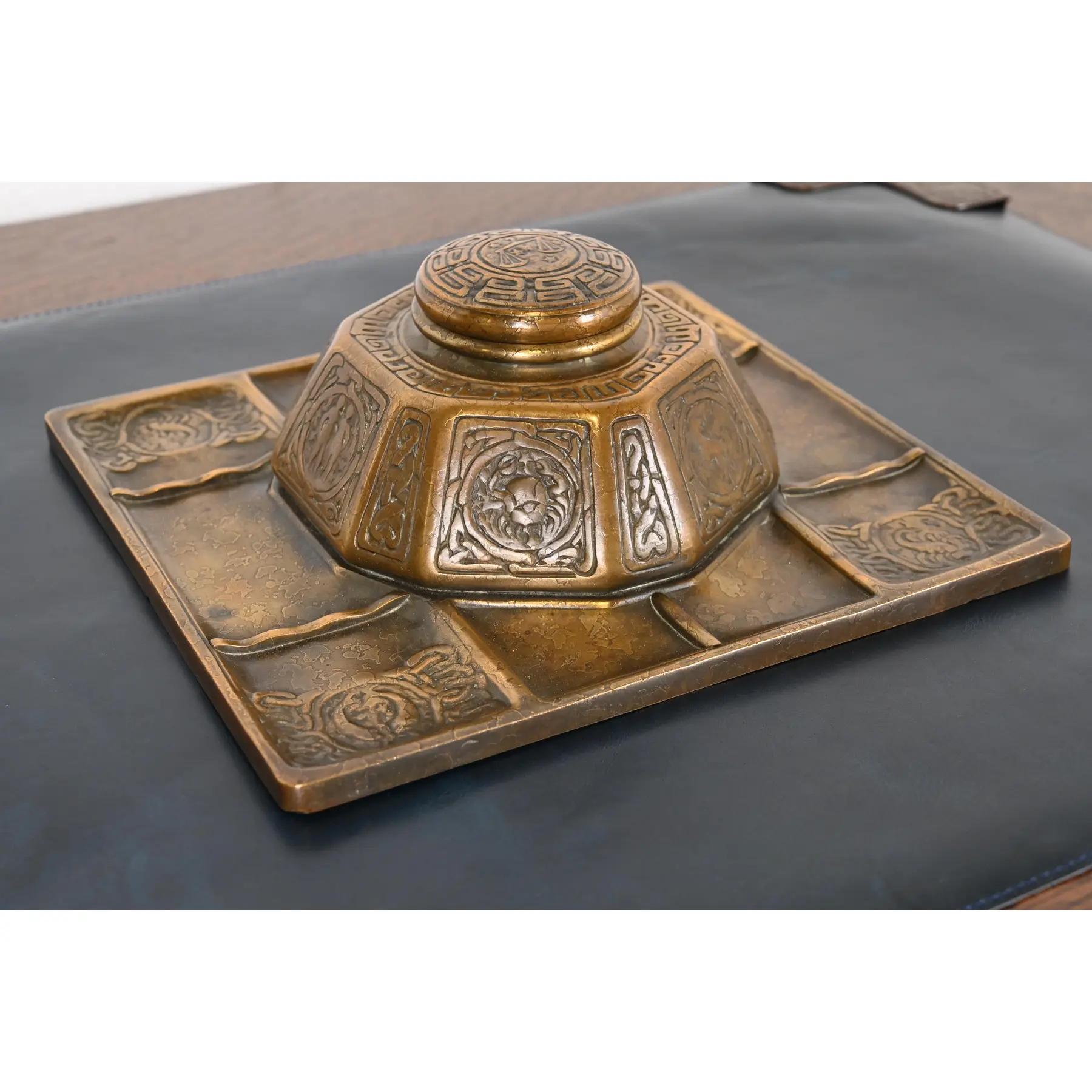 Splendido calamaio per partner in bronzo dorato d'epoca Arts & Crafts o Art Deco con vassoio da scrivania con l'iconico motivo Zodiac

Di Tiffany Studios (firmato sul lato inferiore)

New York, USA, inizio del XX secolo

Misure: 10,75