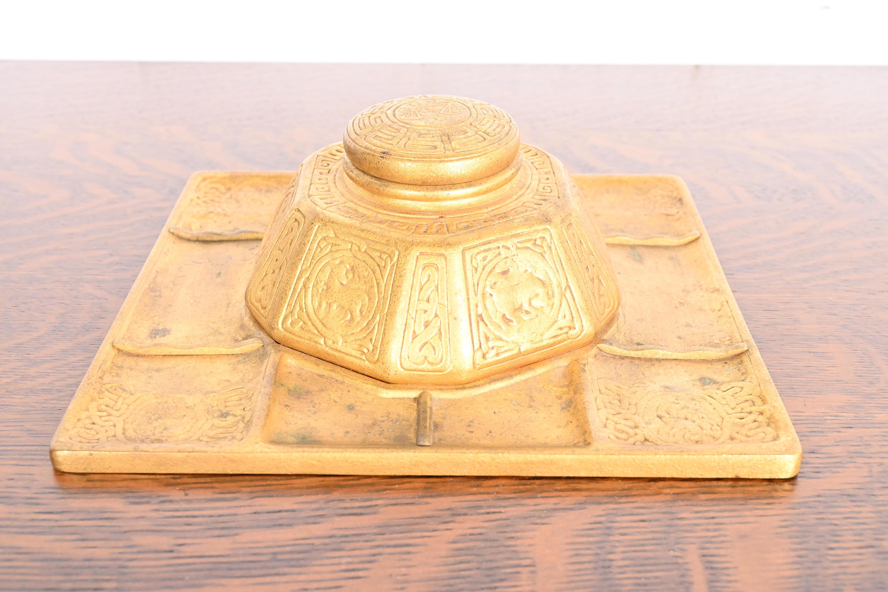 Tiffany Studios New York Zodiac Bronze Doré Partner's Inkwell mit Schreibtisch Tablett (Arts and Crafts) im Angebot