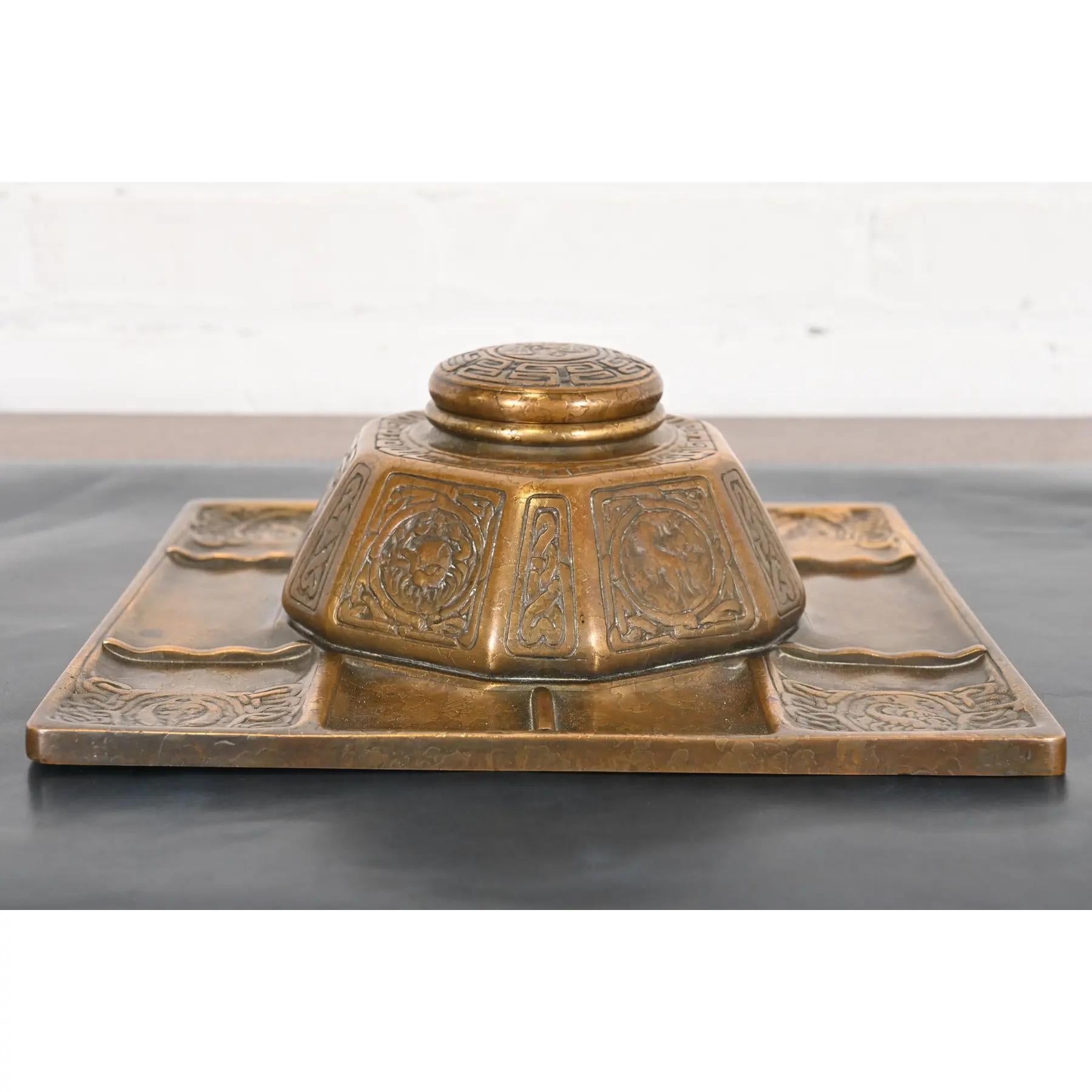 Arts and Crafts Calamaio per partner in bronzo Doré di Tiffany Studios New York con vassoio da tavolo in vendita