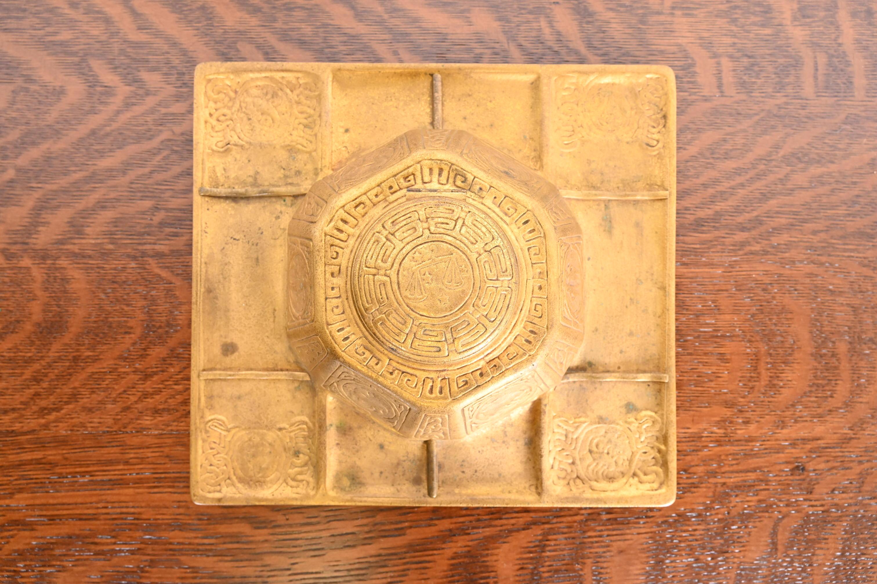 Tiffany Studios New York Zodiac Bronze Doré Partner's Inkwell mit Schreibtisch Tablett (amerikanisch) im Angebot