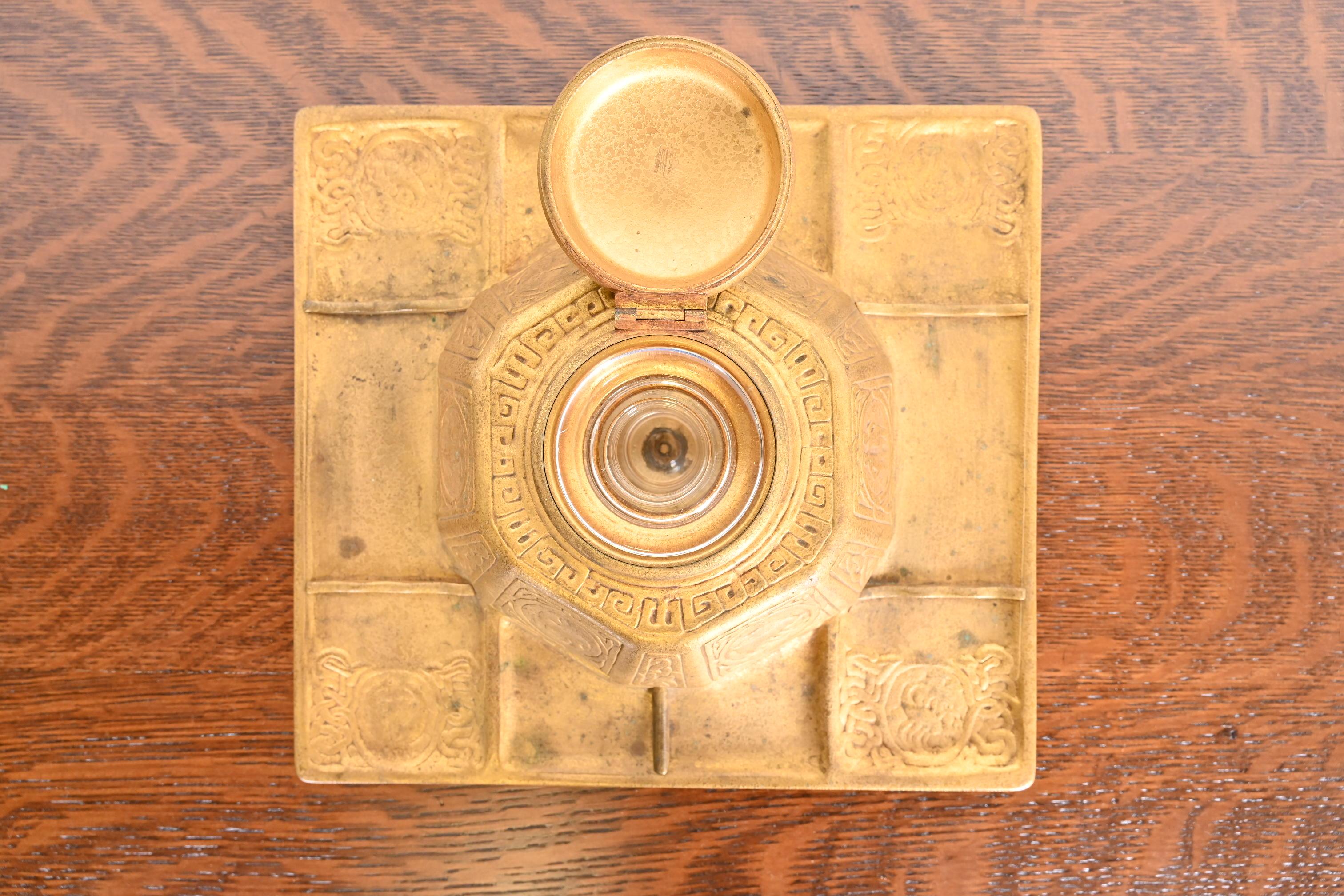 Tiffany Studios New York Zodiac Bronze Doré Partner's Inkwell mit Schreibtisch Tablett im Zustand „Gut“ im Angebot in South Bend, IN