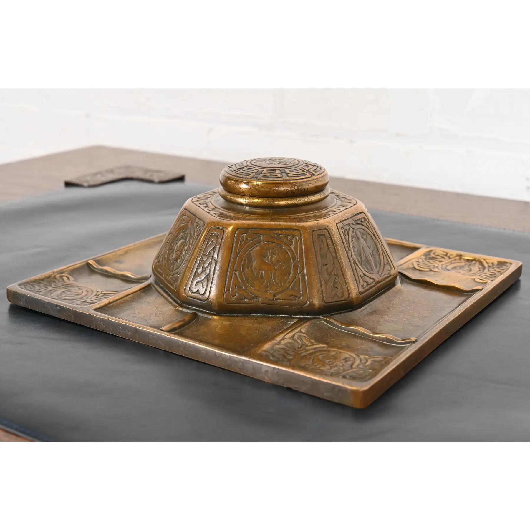 Calamaio per partner in bronzo Doré di Tiffany Studios New York con vassoio da tavolo In condizioni buone in vendita a South Bend, IN