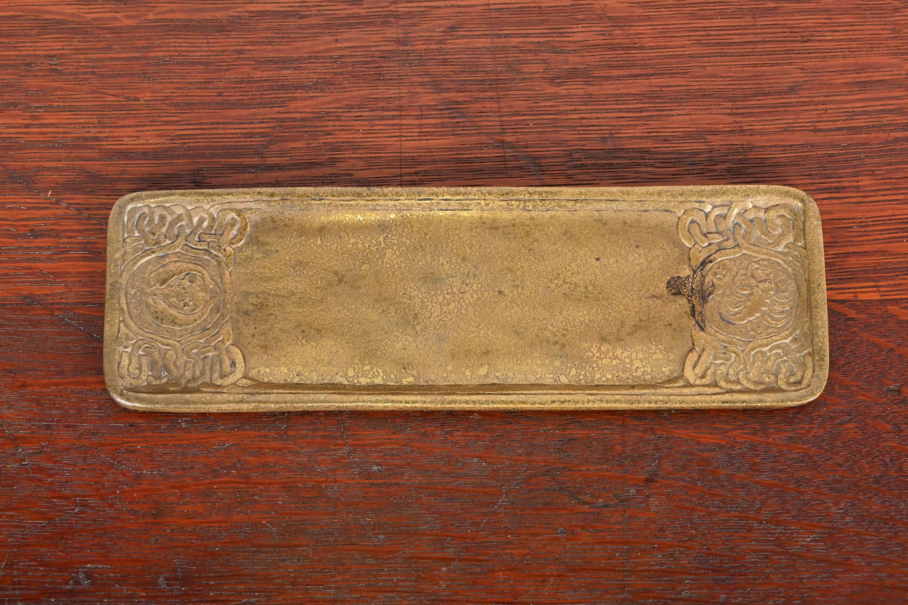 Magnifique plumier ancien en bronze doré d'époque Arte Antiques avec des motifs du Zodiac.

Par Tiffany Studios (signé sur le dessous)

New York, États-Unis, Début du XXe siècle

Mesures : 10 