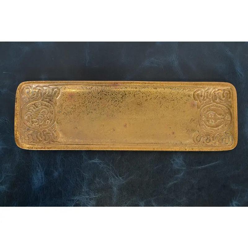 Ein wunderschönes antikes Tablett aus vergoldeter Bronze mit Zodiac-Motiven aus der Zeit des Arts & Crafts oder Art Deco

Von Tiffany Studios (signiert auf der Unterseite)

New York, USA, Anfang des 20. Jahrhunderts

Maße: 10 