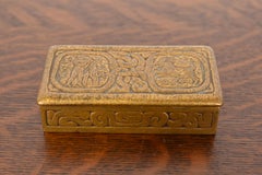 Tiffany Studios New York Boîte à timbres en bronze Zodiac Doré