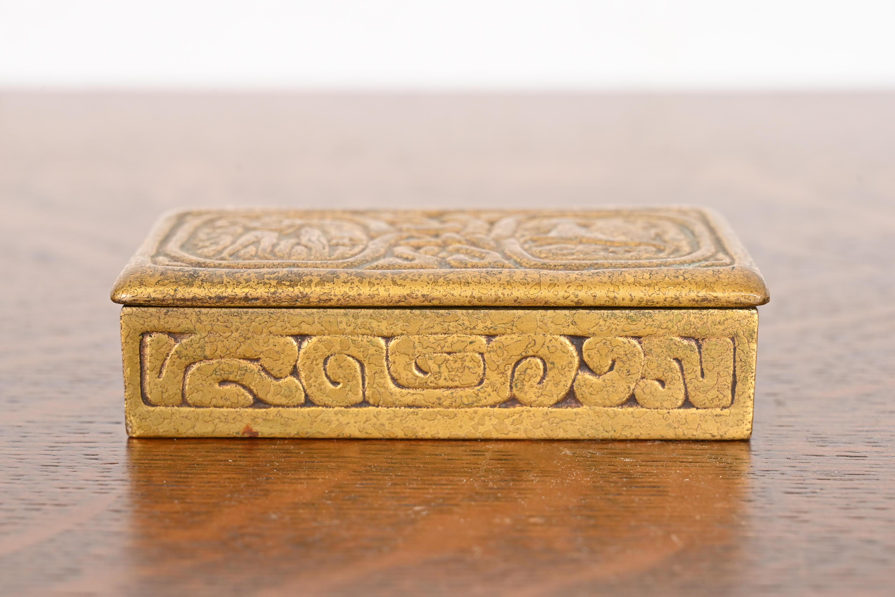Tiffany Studios New York Zodiac Bronze Doré Stempel Box (Arts and Crafts) im Angebot