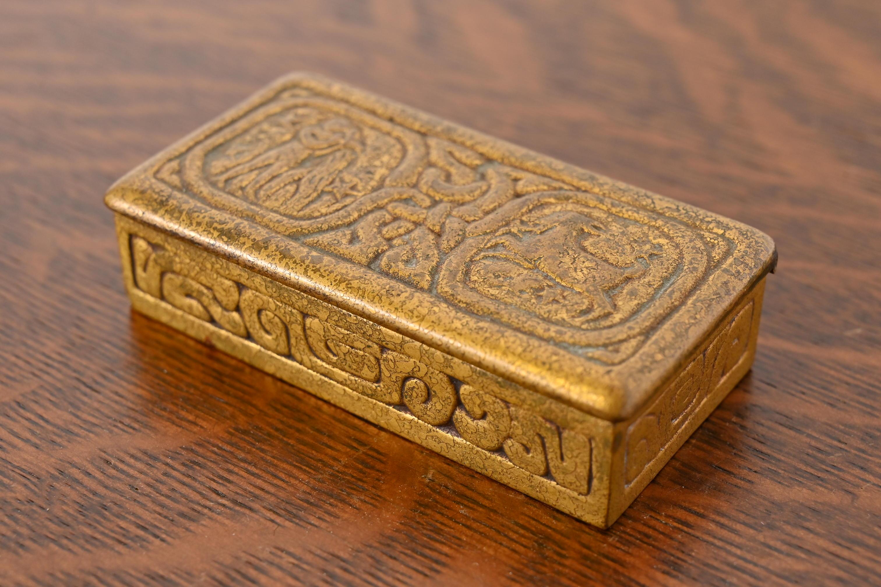 Tiffany Studios New York Zodiac Bronze Doré Stempel Box (amerikanisch) im Angebot