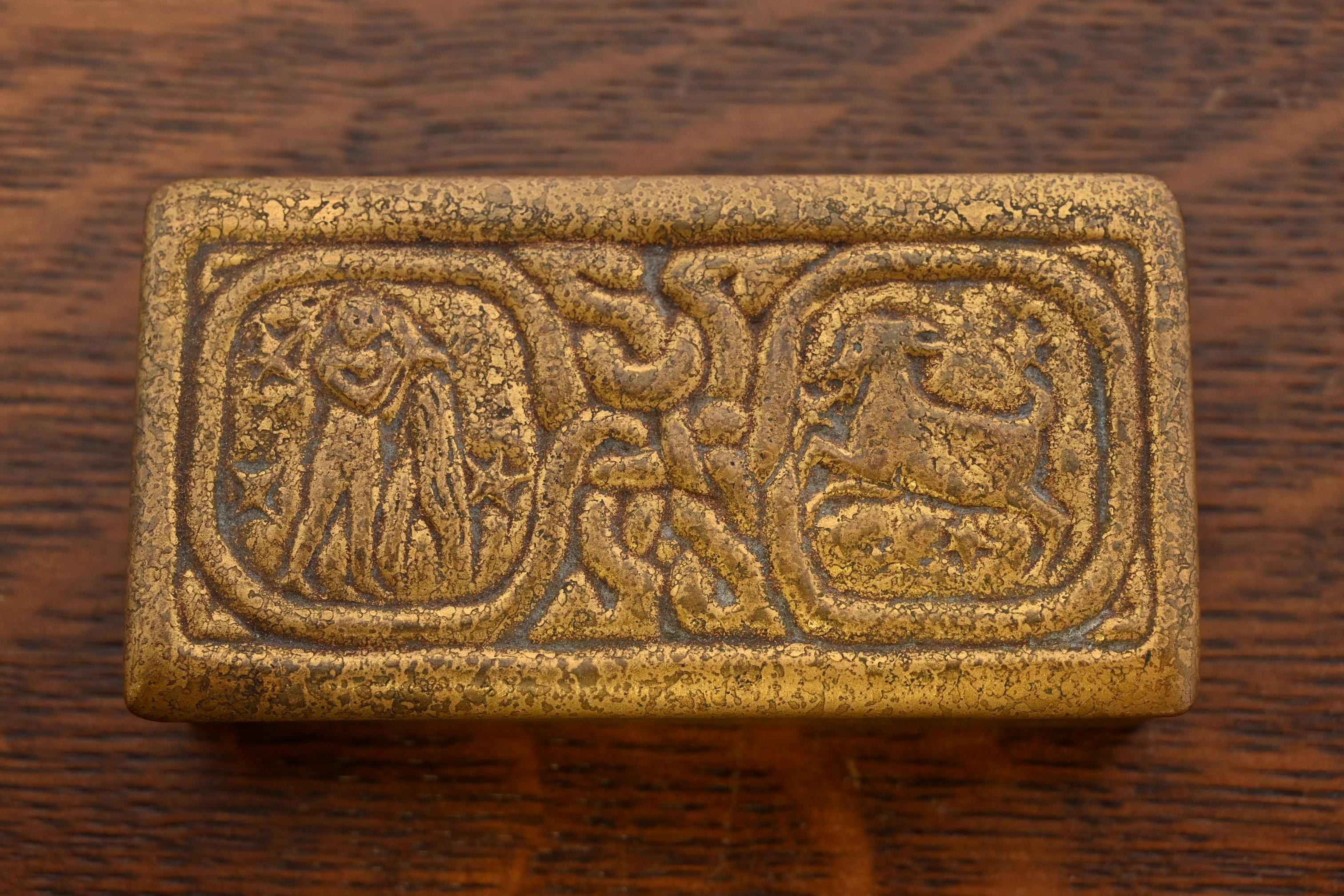 Tiffany Studios New York Zodiac Bronze Doré Stempel Box (20. Jahrhundert) im Angebot