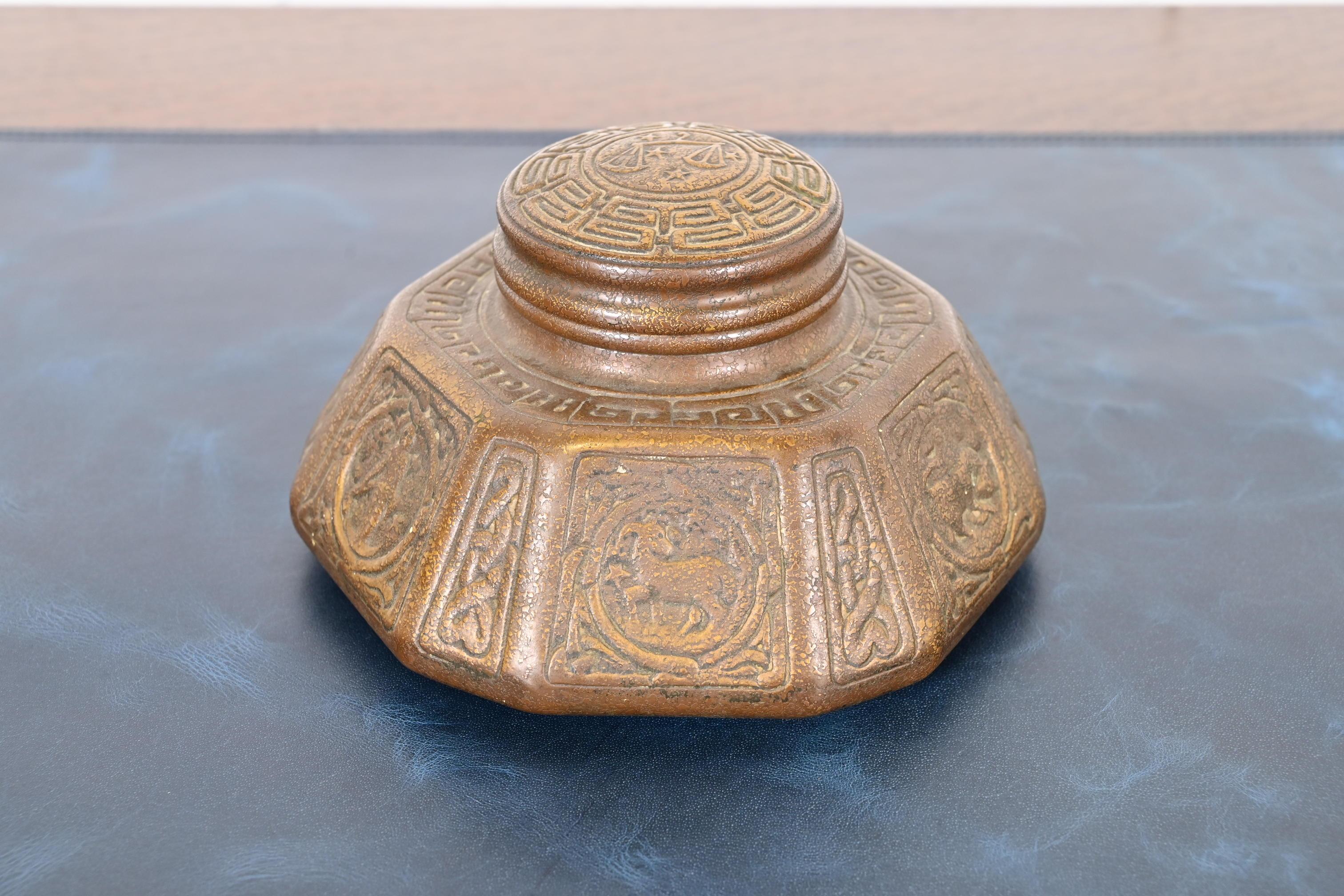 Arts and Crafts Grand encrier en bronze de Tiffany Studios New York Zodiac en vente