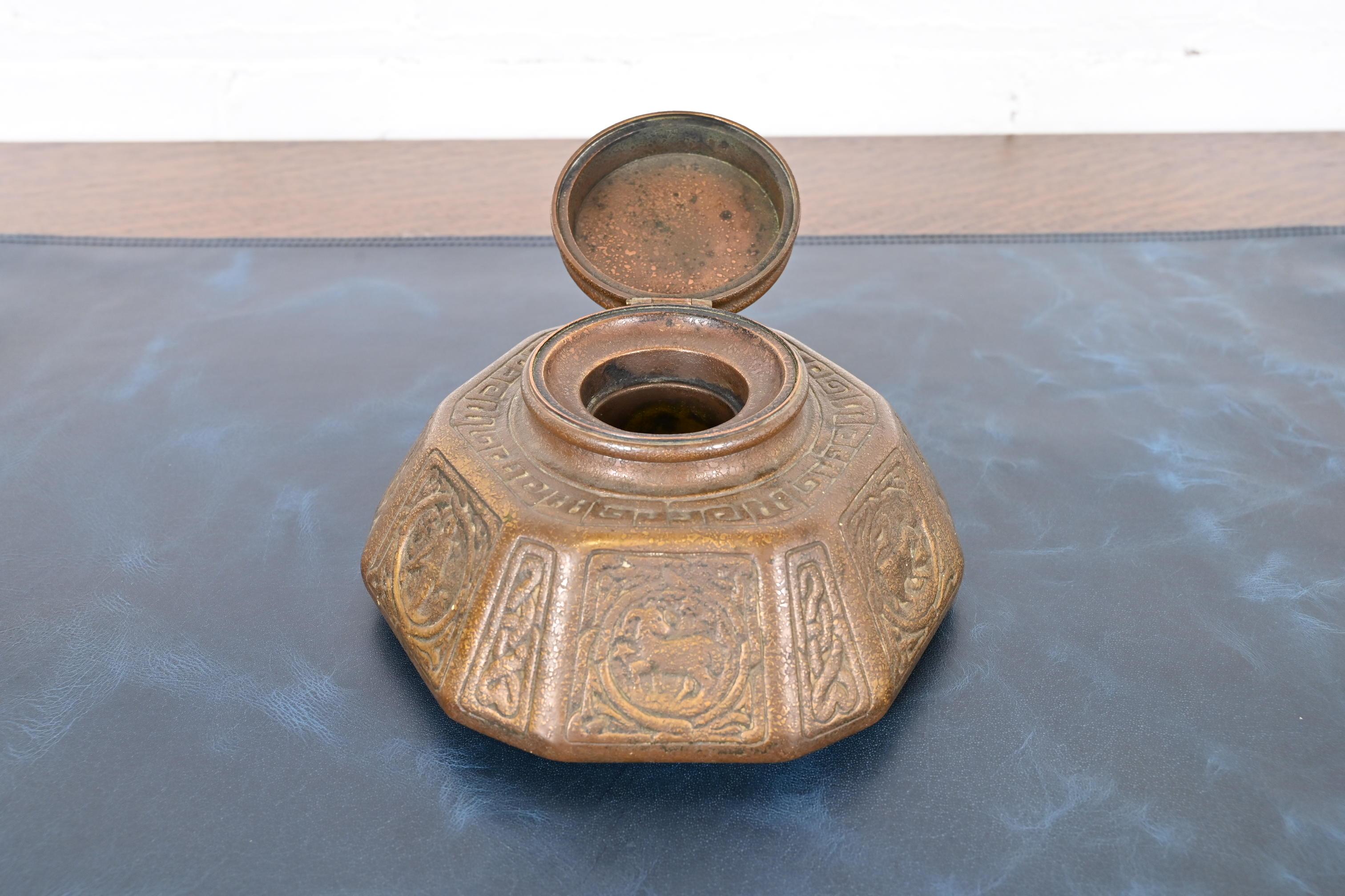 20ième siècle Grand encrier en bronze de Tiffany Studios New York Zodiac en vente