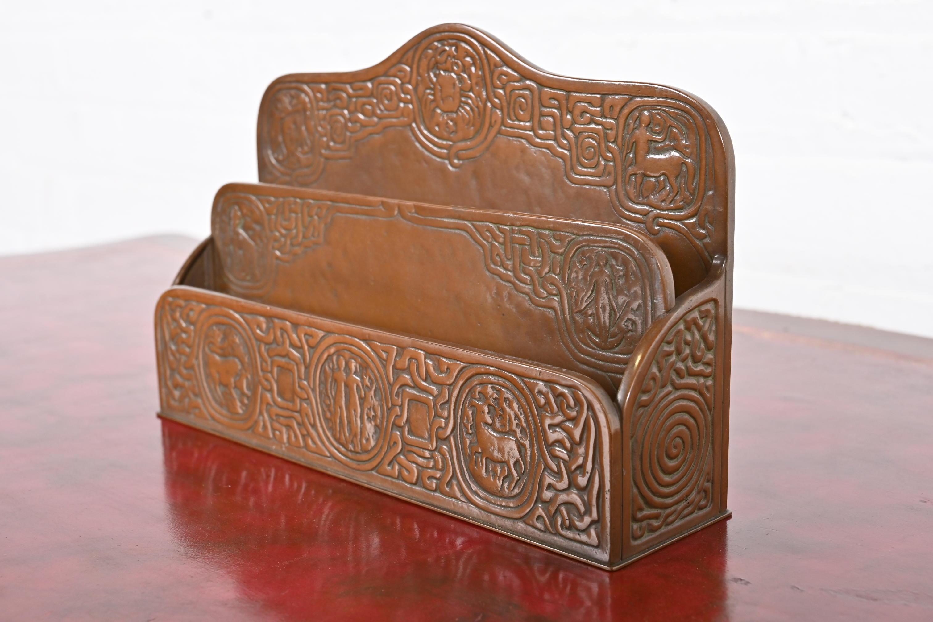 20ième siècle Tiffany Studios New York Porte-lettres Zodiac en bronze en vente