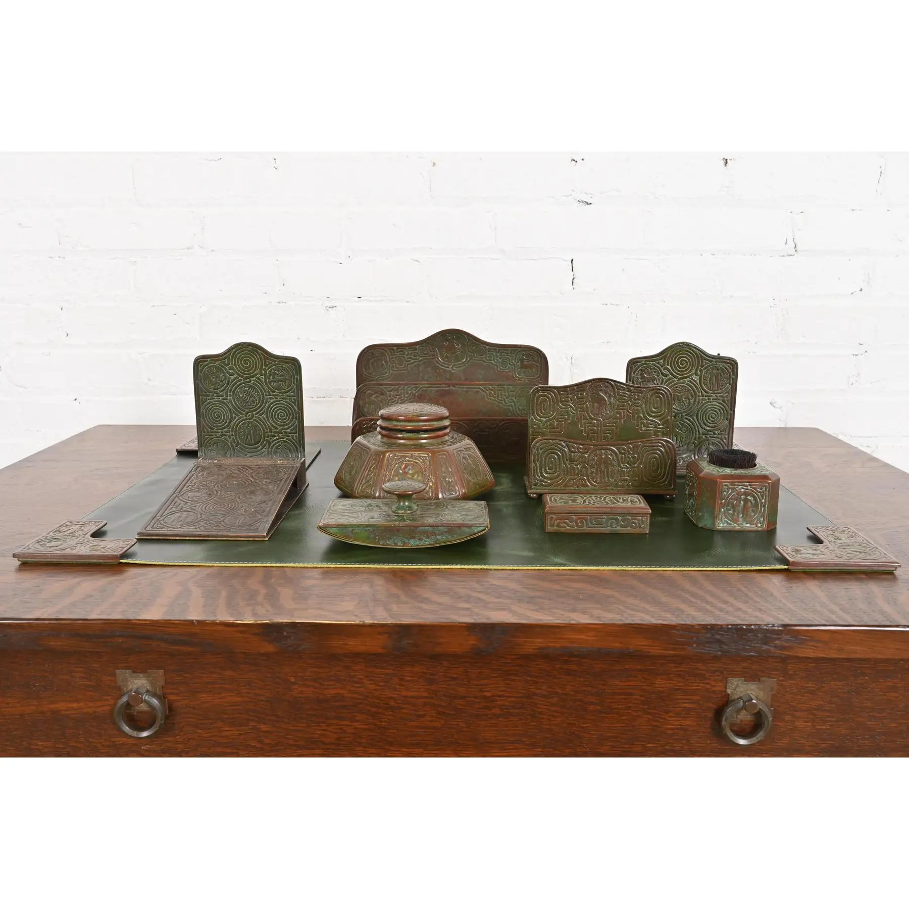 Tiffany Studios New York Zodiac Bronze Neun-teiliges Schreibtisch-Set, CIRCA 1910 (Arts and Crafts) im Angebot
