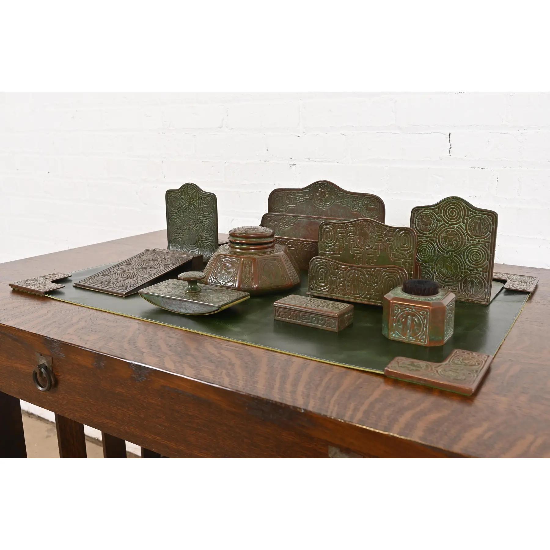 Tiffany Studios New York Zodiac Bronze Neun-teiliges Schreibtisch-Set, CIRCA 1910 (amerikanisch) im Angebot