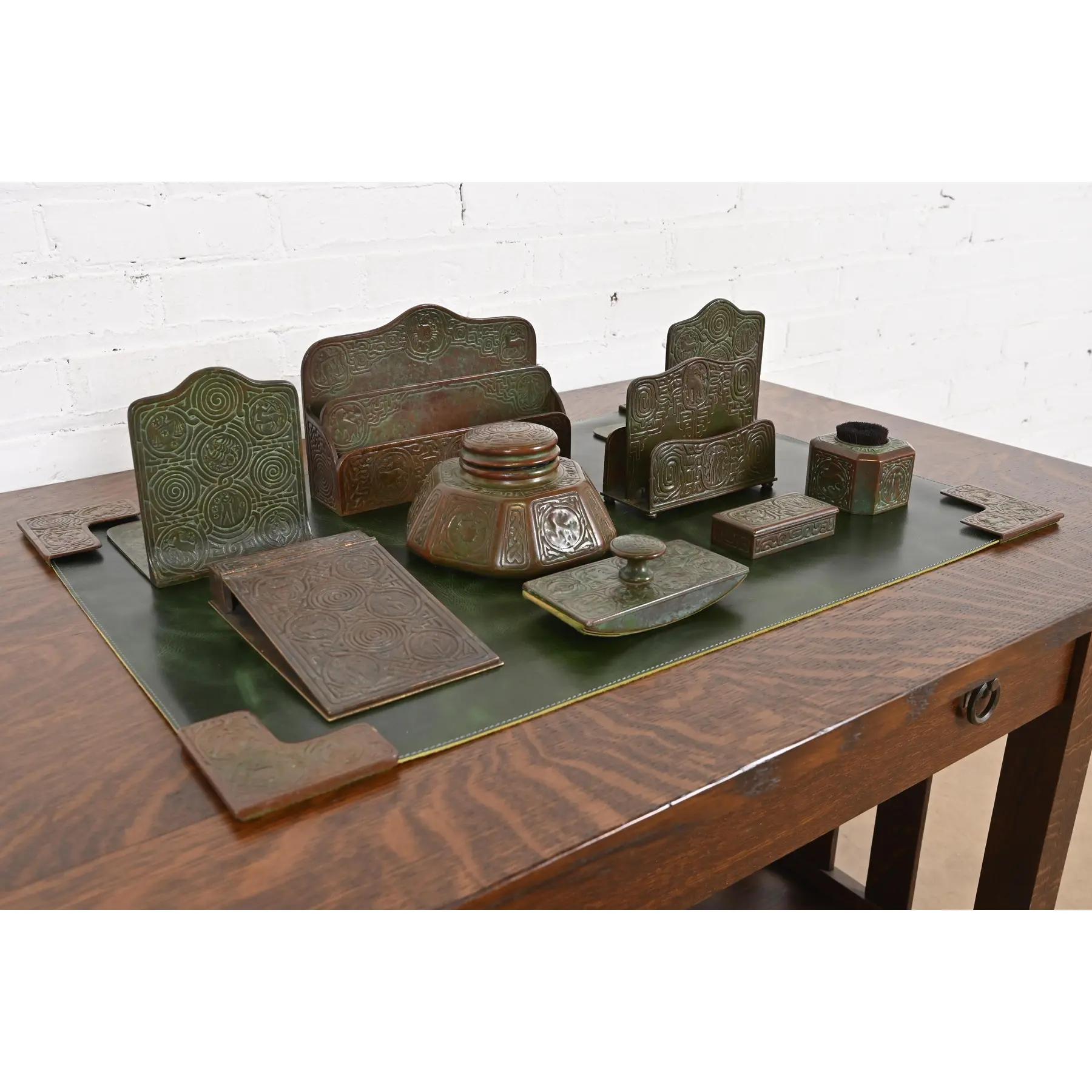 Tiffany Studios New York Zodiac Bronze Neun-teiliges Schreibtisch-Set, CIRCA 1910 im Zustand „Gut“ im Angebot in South Bend, IN