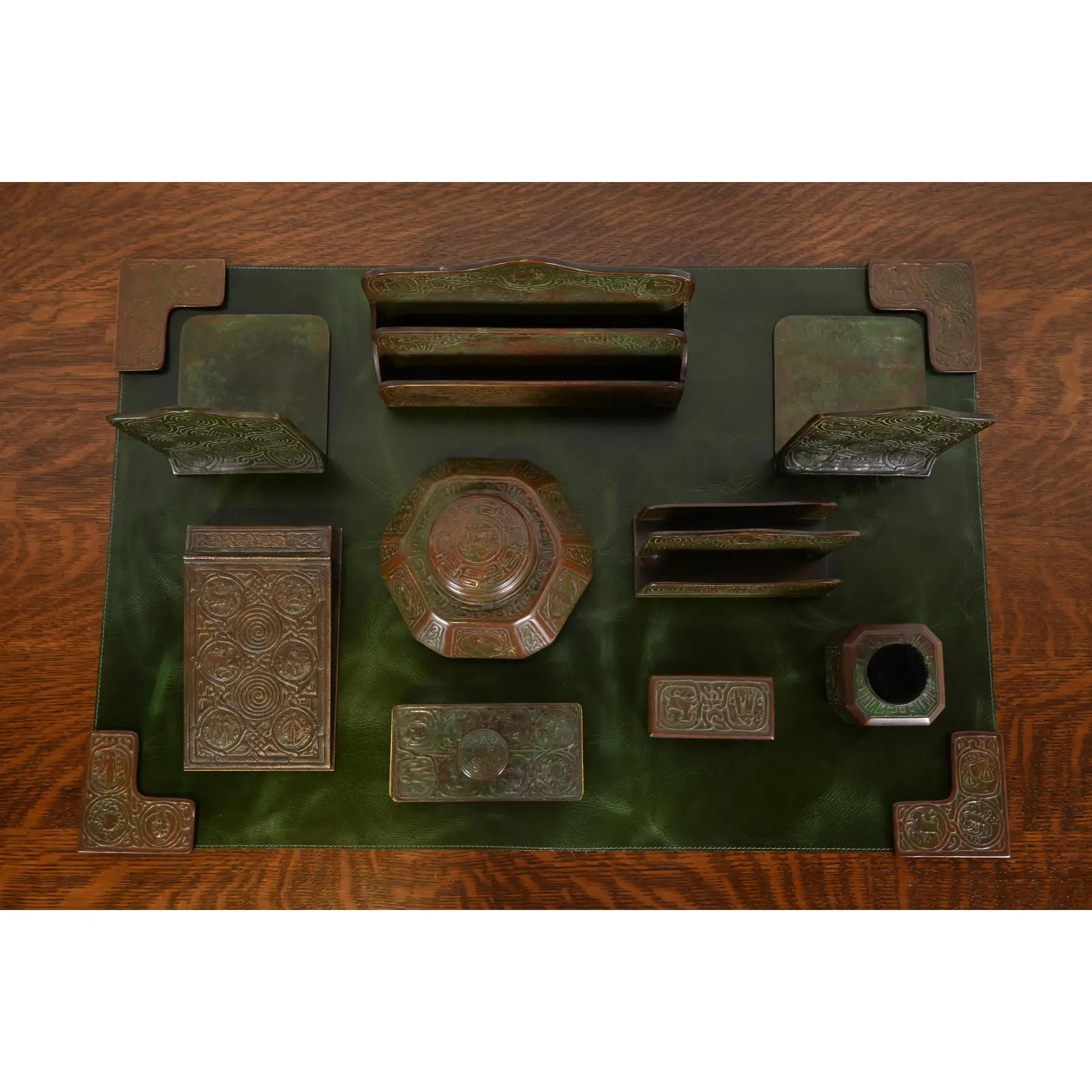 Tiffany Studios New York Zodiac Bronze Neun-teiliges Schreibtisch-Set, CIRCA 1910 (Frühes 20. Jahrhundert) im Angebot