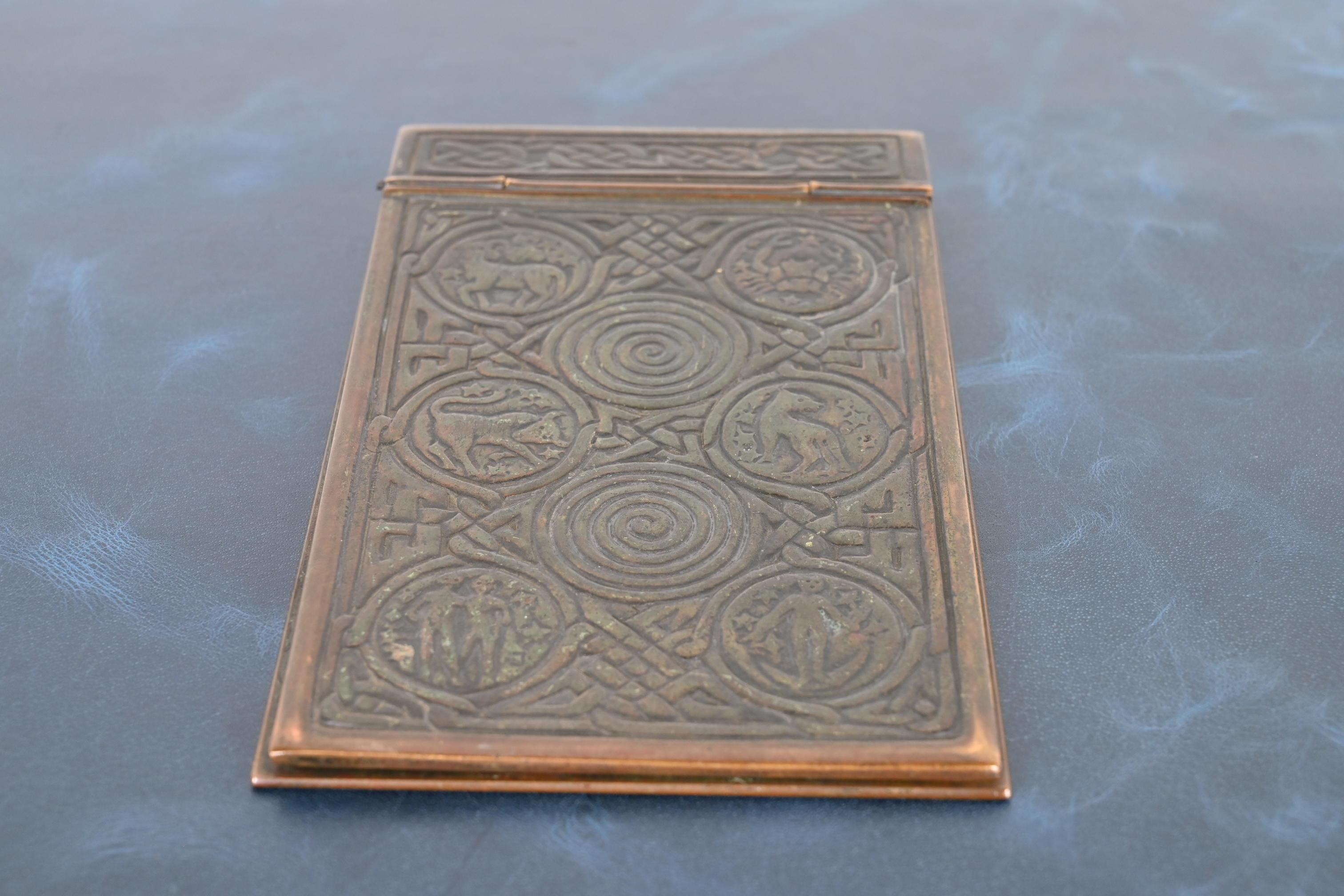 Tiffany Studios New York Zodiac Bronze Notizbuchstabenhalter im Zustand „Gut“ im Angebot in South Bend, IN