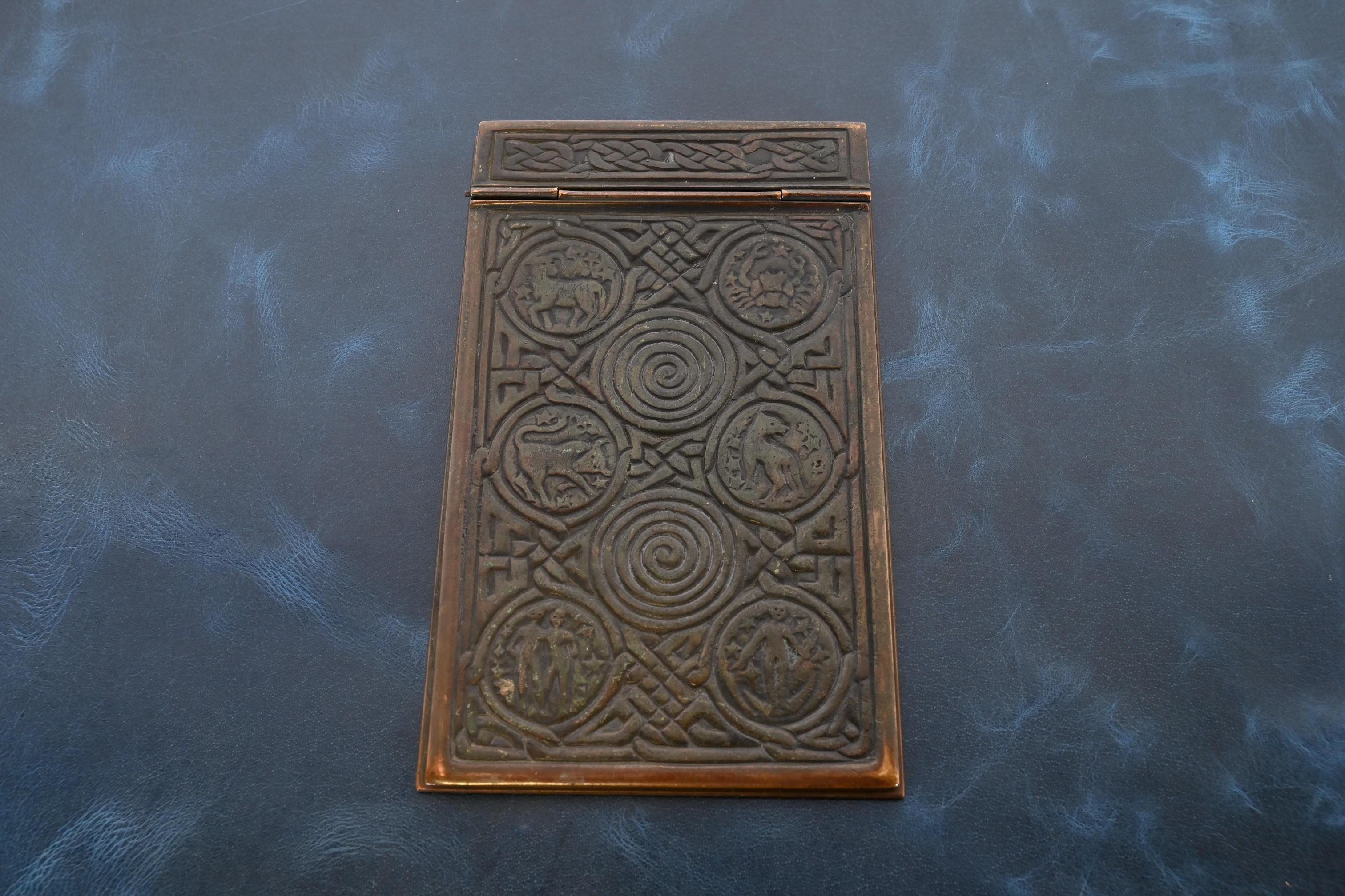 Tiffany Studios New York Zodiac Bronze Notizbuchstabenhalter (20. Jahrhundert) im Angebot