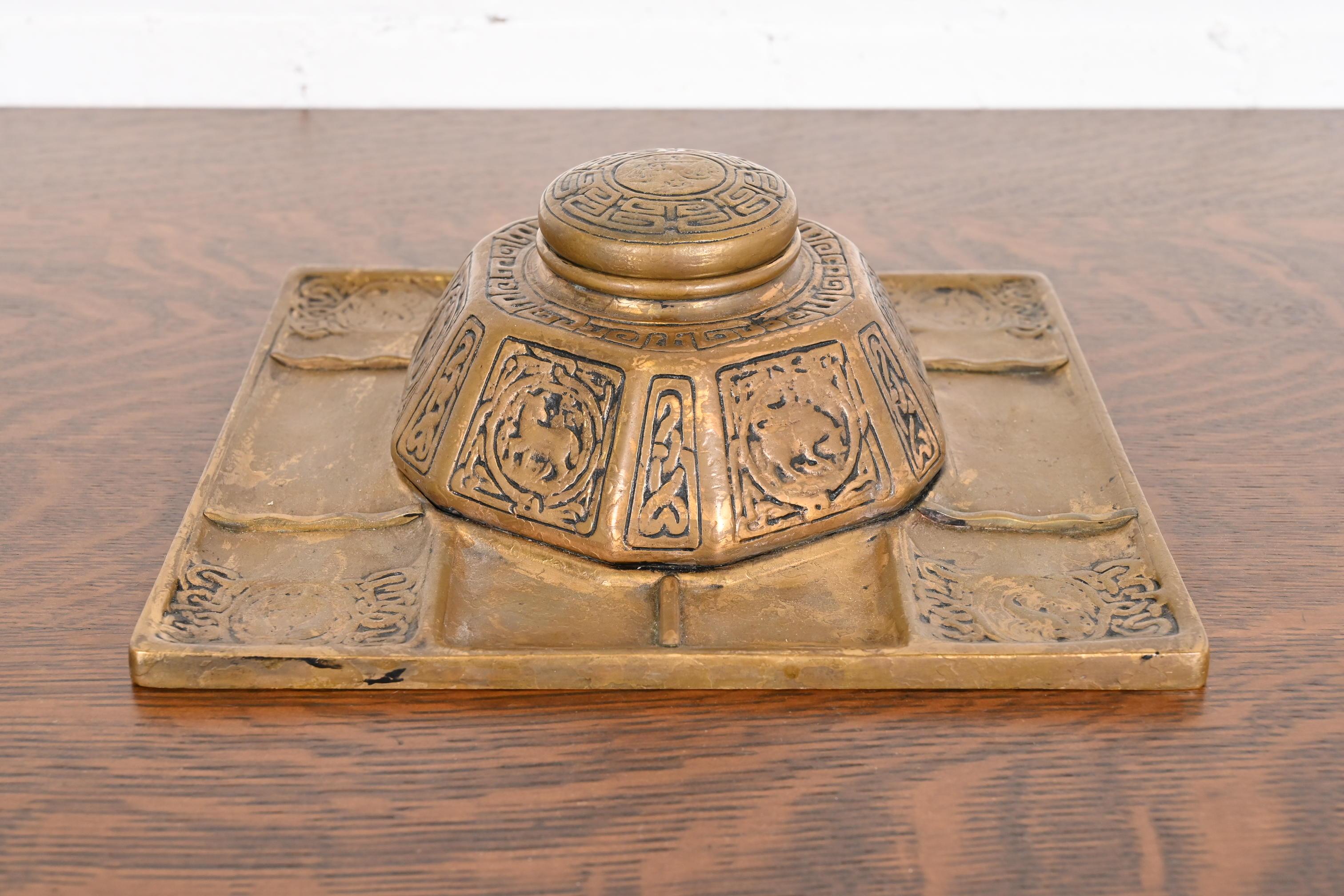 Ein wunderschönes antikes Partner-Tintenfass aus Bronze aus der Zeit des Arts & Crafts oder des Art Déco mit dem kultigen Zodiac-Muster.

Von Tiffany Studios (signiert auf der Unterseite)

New York, USA, Anfang des 20. Jahrhunderts

Maße: 10,75 