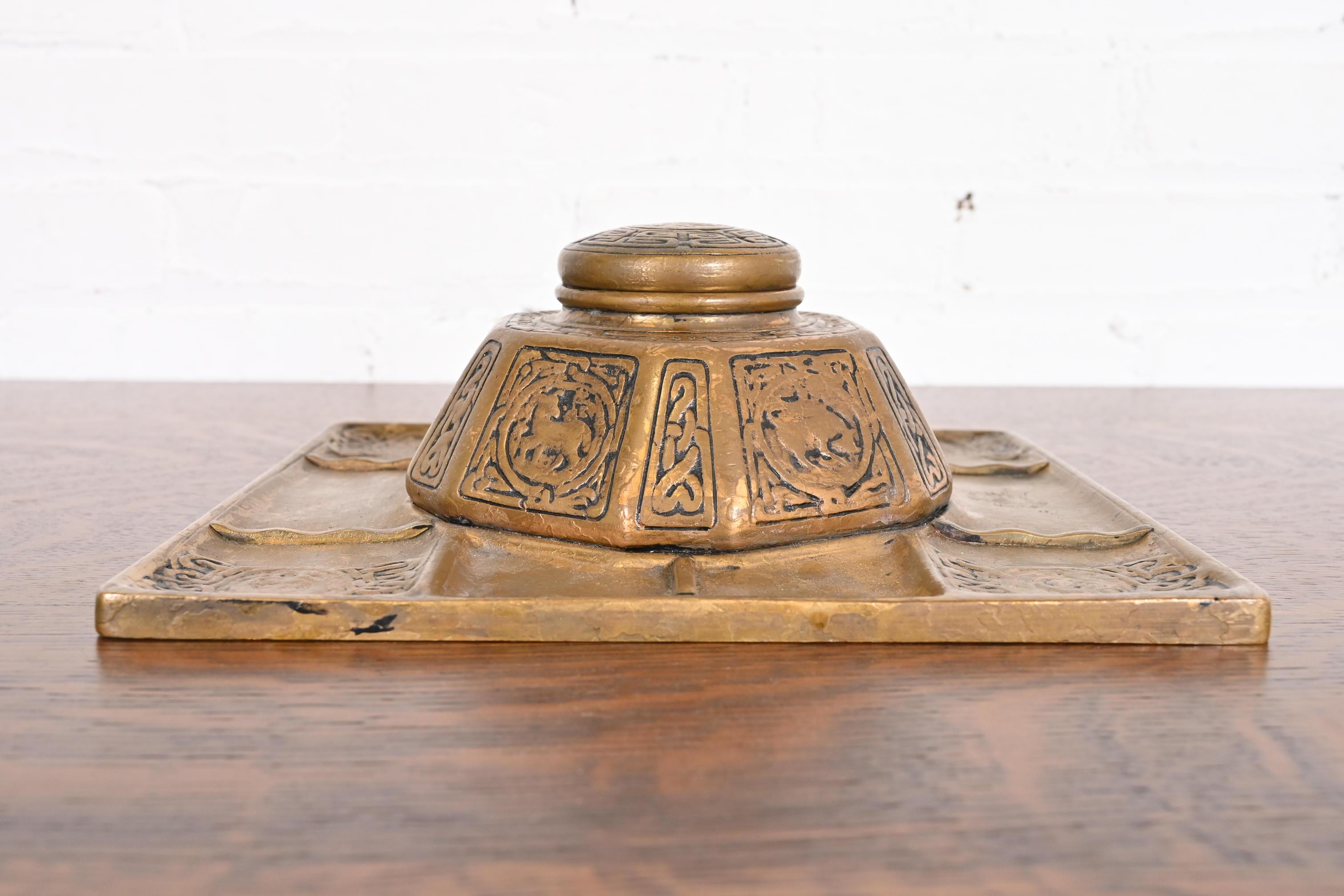 Tiffany Studios New York Zodiac Bronze Partner-Tintenfass mit Schreibtischtablett (Arts and Crafts) im Angebot