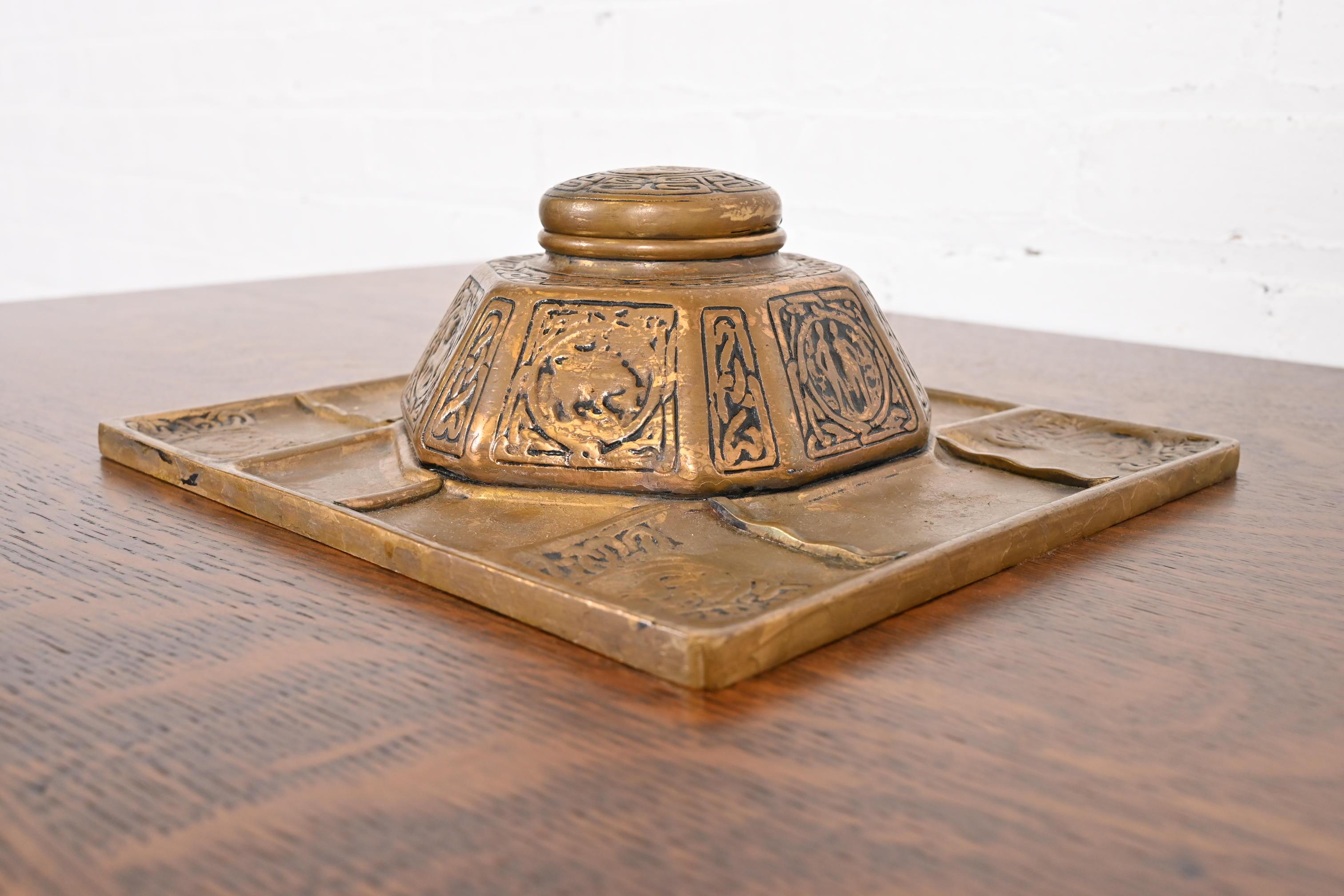 Tiffany Studios New York Zodiac Bronze Partner-Tintenfass mit Schreibtischtablett im Zustand „Gut“ im Angebot in South Bend, IN
