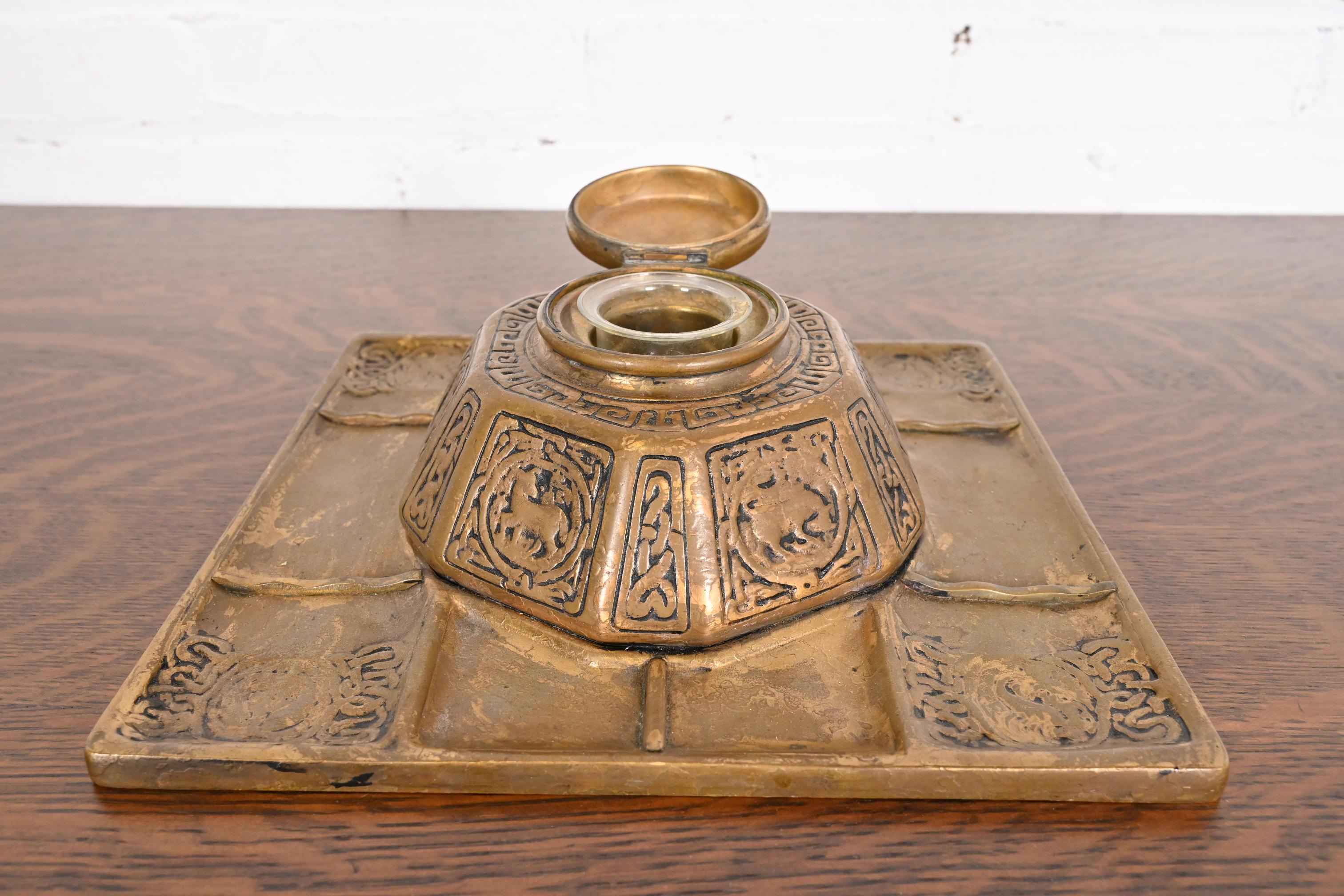 Tiffany Studios New York Zodiac Bronze Partner-Tintenfass mit Schreibtischtablett im Angebot 2