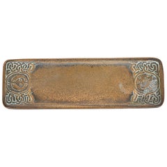 Tiffany Studios New York 'Zodiac' Vassoio portapenne in bronzo, circa 1910