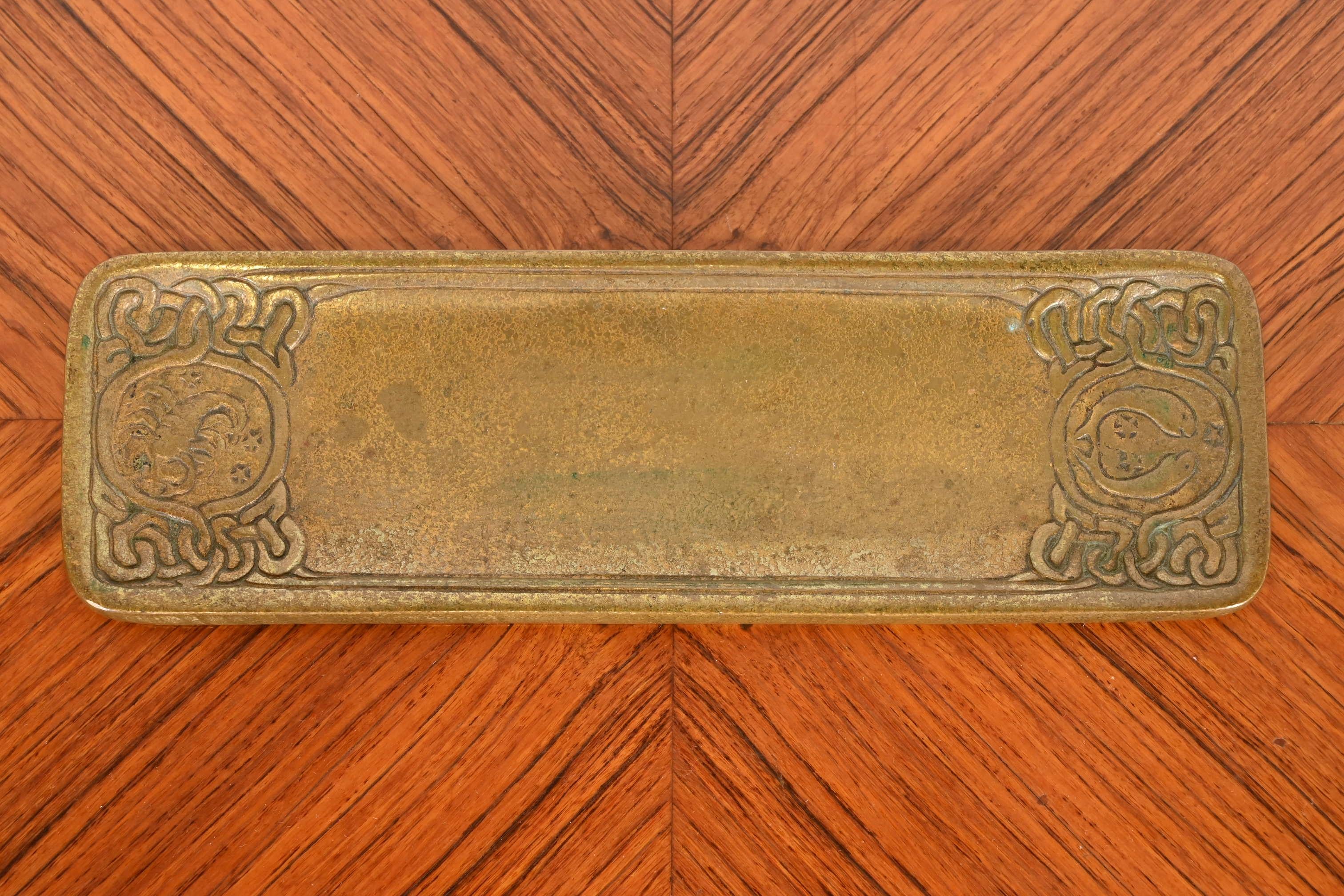Wunderschönes antikes Art-Déco-Stifttablett aus Bronze mit Zodiac-Motiven

Von Tiffany Studios

New York, USA, Anfang des 20. Jahrhunderts

Maße: 10,13 