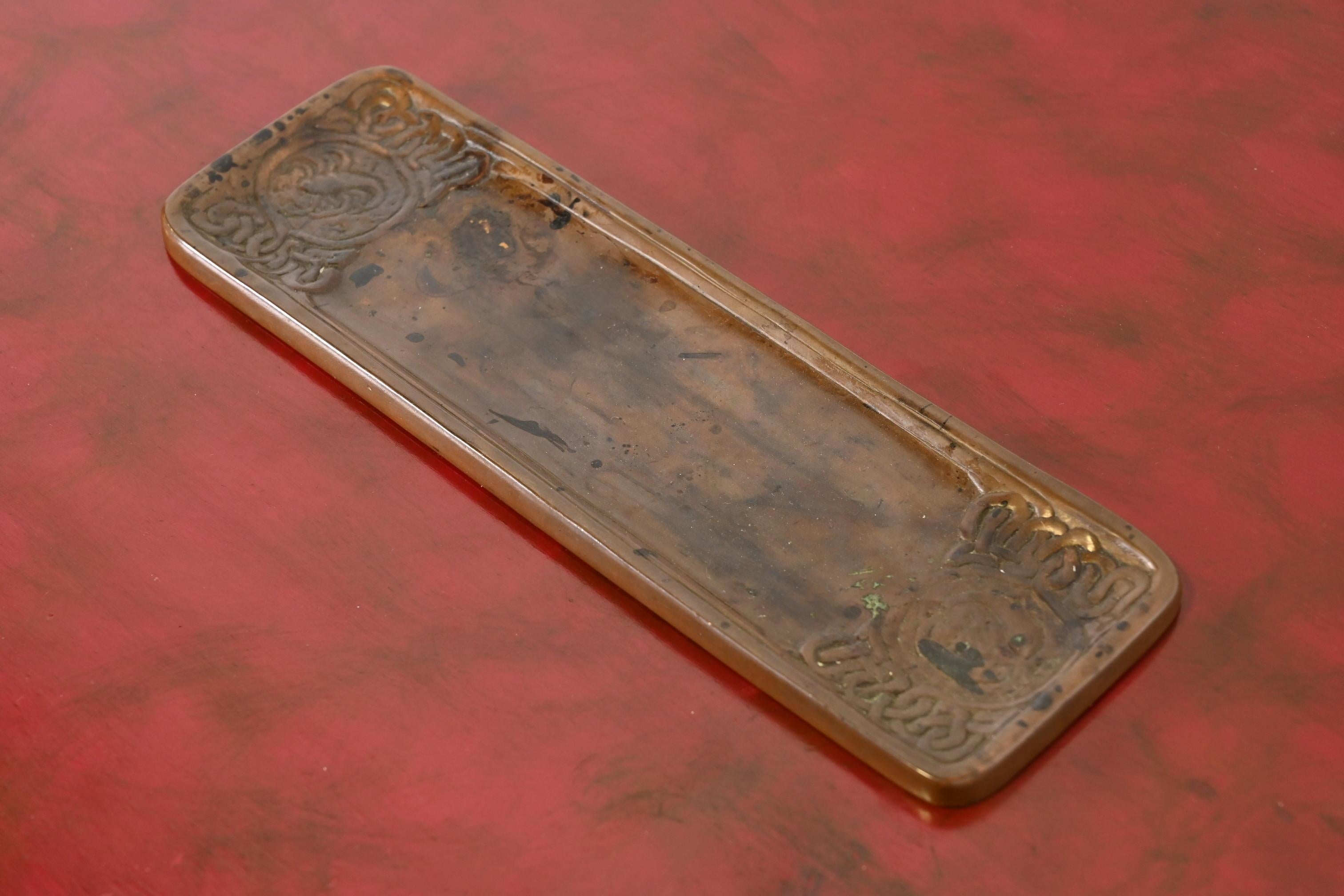 Ein wunderschönes Tablett aus antiker Bronze mit Zodiac-Motiven

Von Tiffany Studios

New York, USA, Anfang des 20. Jahrhunderts

Maße: 10 