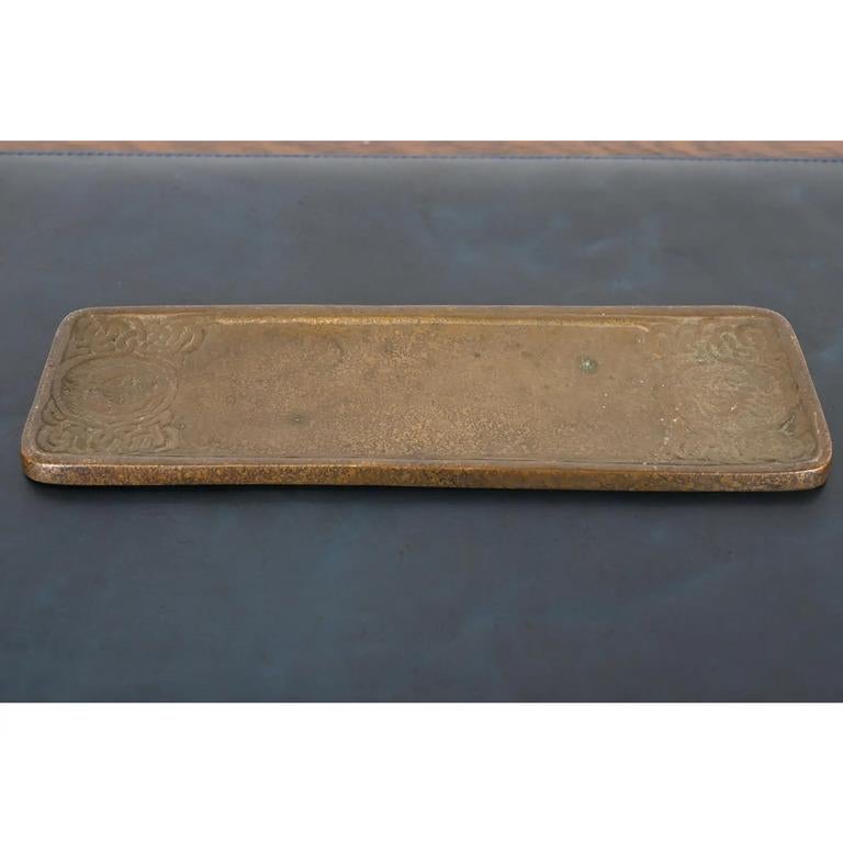 Uno splendido vassoio portapenne in bronzo antico con disegni dello Zodiaco

Di Tiffany Studios (firmato sul lato inferiore)

New York, USA, inizio del XX secolo

Misure: 9,88